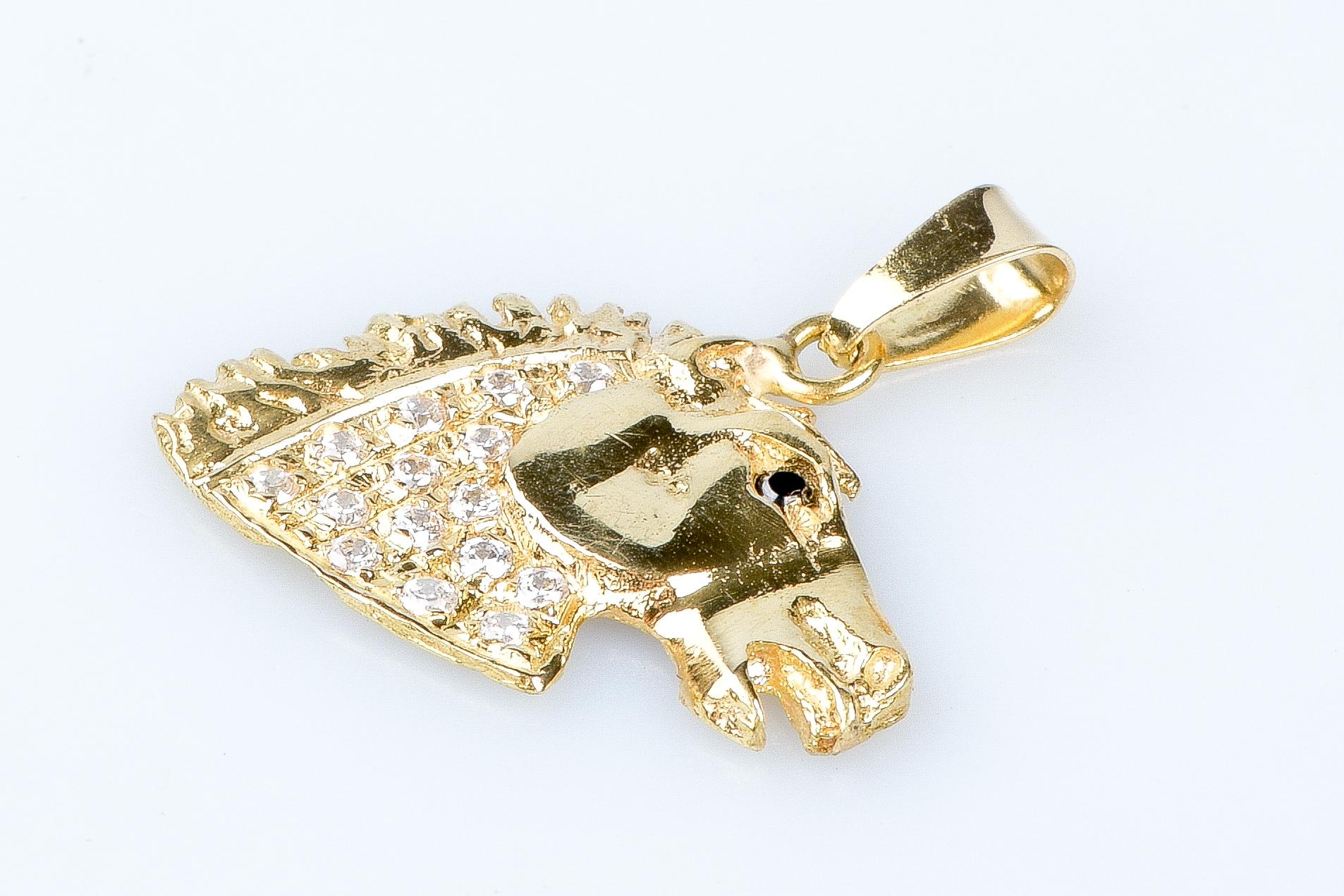 18 carat yellow gold zirconium oxides horse pendant  In Excellent Condition For Sale In Monte-Carlo, MC