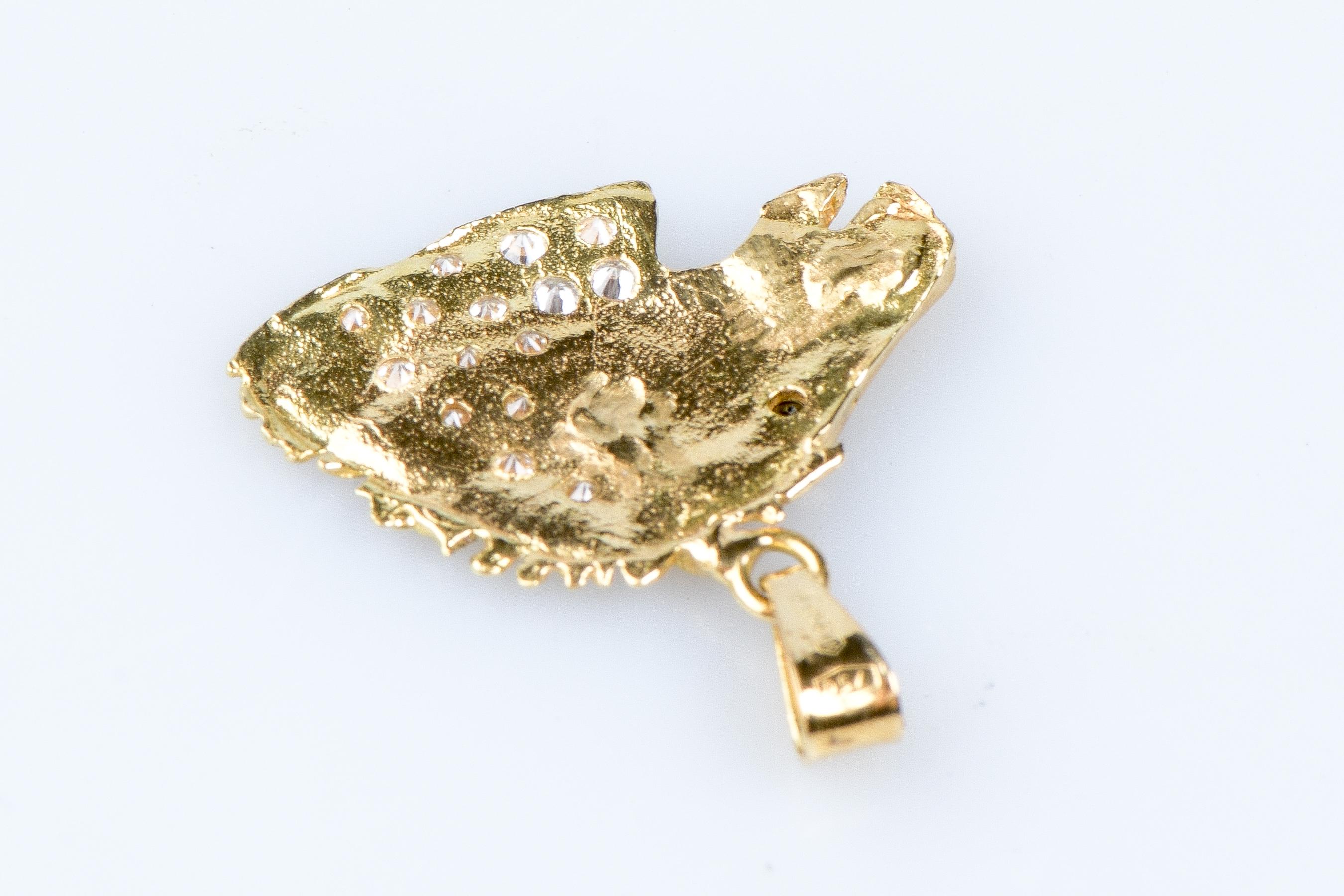 Pendentif cheval en or jaune 18 carats avec oxydes de zirconium et zirconium  Unisexe en vente