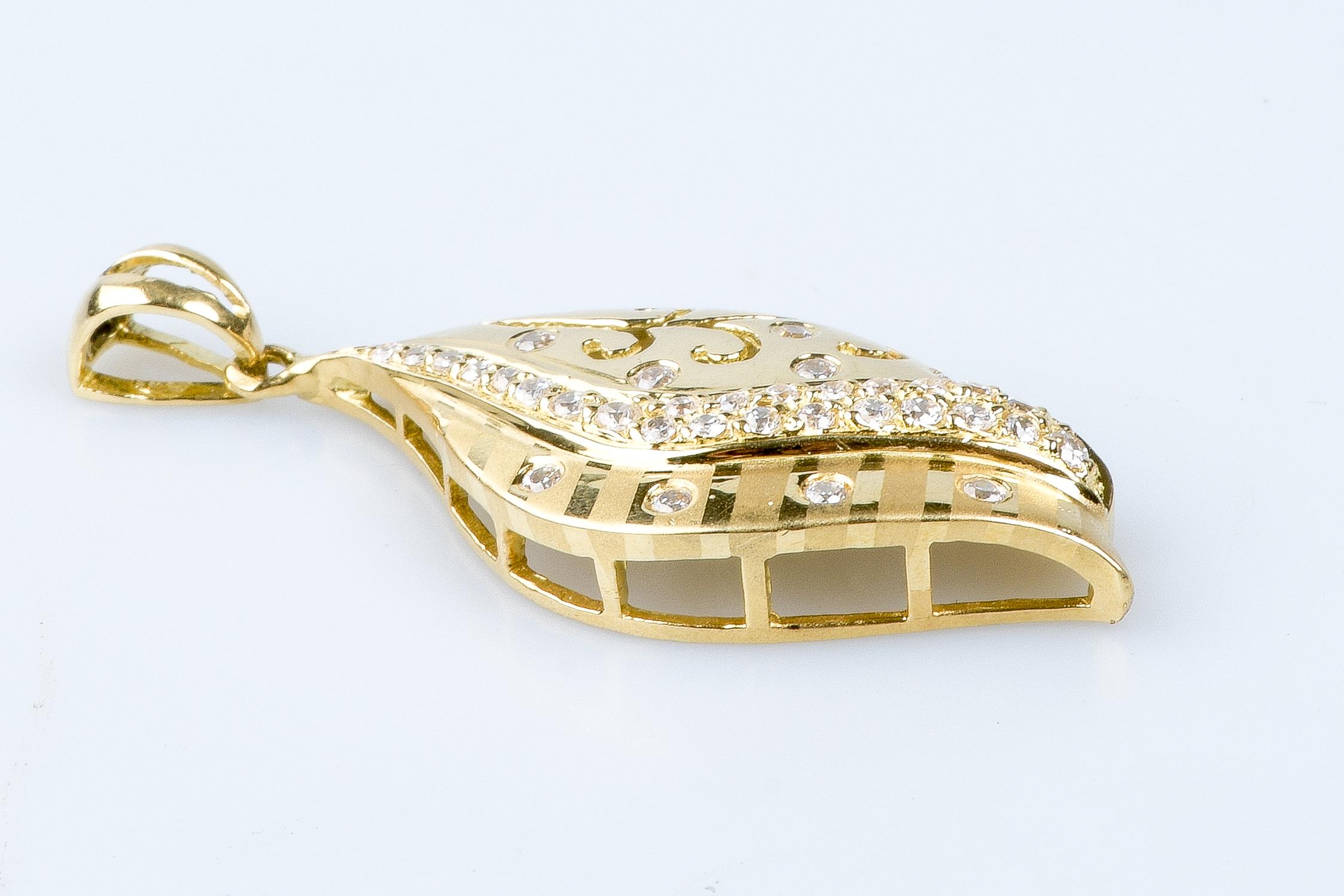 18 carat yellow gold zirconium oxides pendant In Excellent Condition For Sale In Monte-Carlo, MC