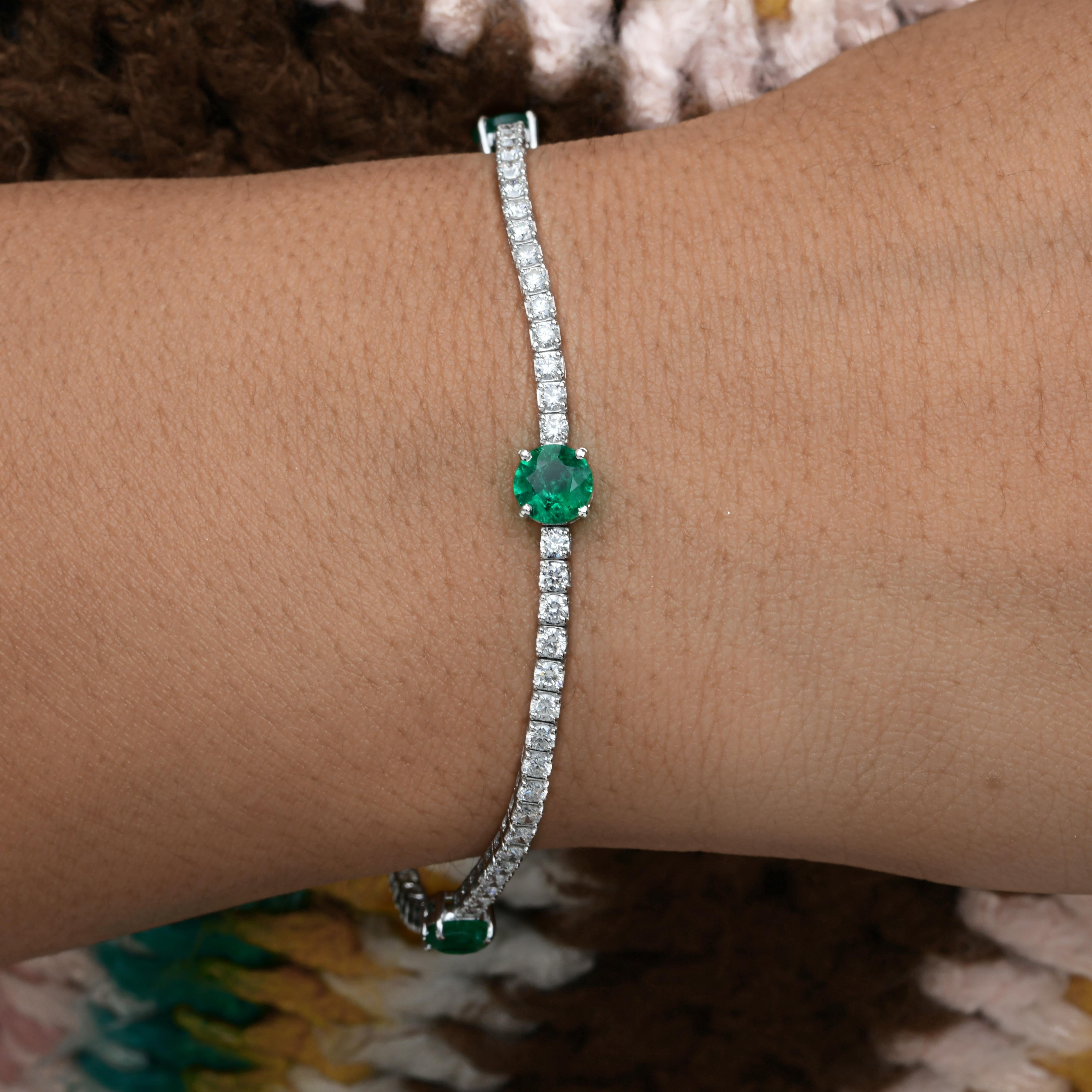 1,8 Karat sambischer Smaragd Armband 2,37 Karat SI/H Diamant 14 Karat Weißgold
Der größte Teil des Armbands besteht aus einer durchgehenden, flexiblen Linie kleiner, eng gefasster Diamanten. Drei größere, sattgrüne Smaragde sind in die Länge
