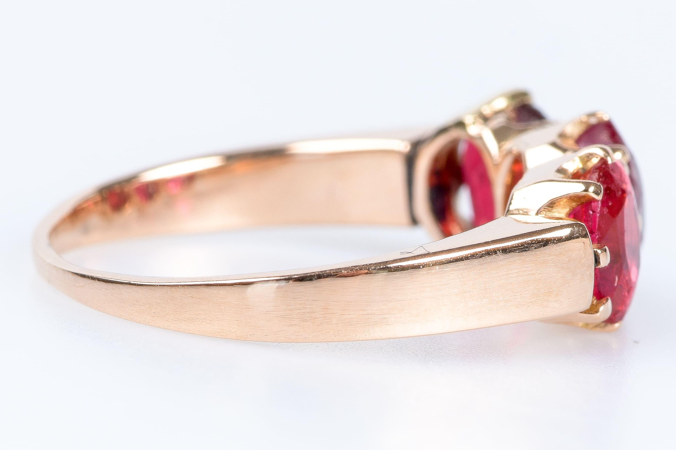 Ring aus 18 Karat Rotgold mit 3 ovalen Rubinen von je 0,22 Karat oder insgesamt 0,66 Karat.

Größe EU: 52 / US: 6

Gewicht: 3,7 Gramm

Abmessungen: 
1,6 x 0,5 cm
Ring: 0,1 cm

Goldene 