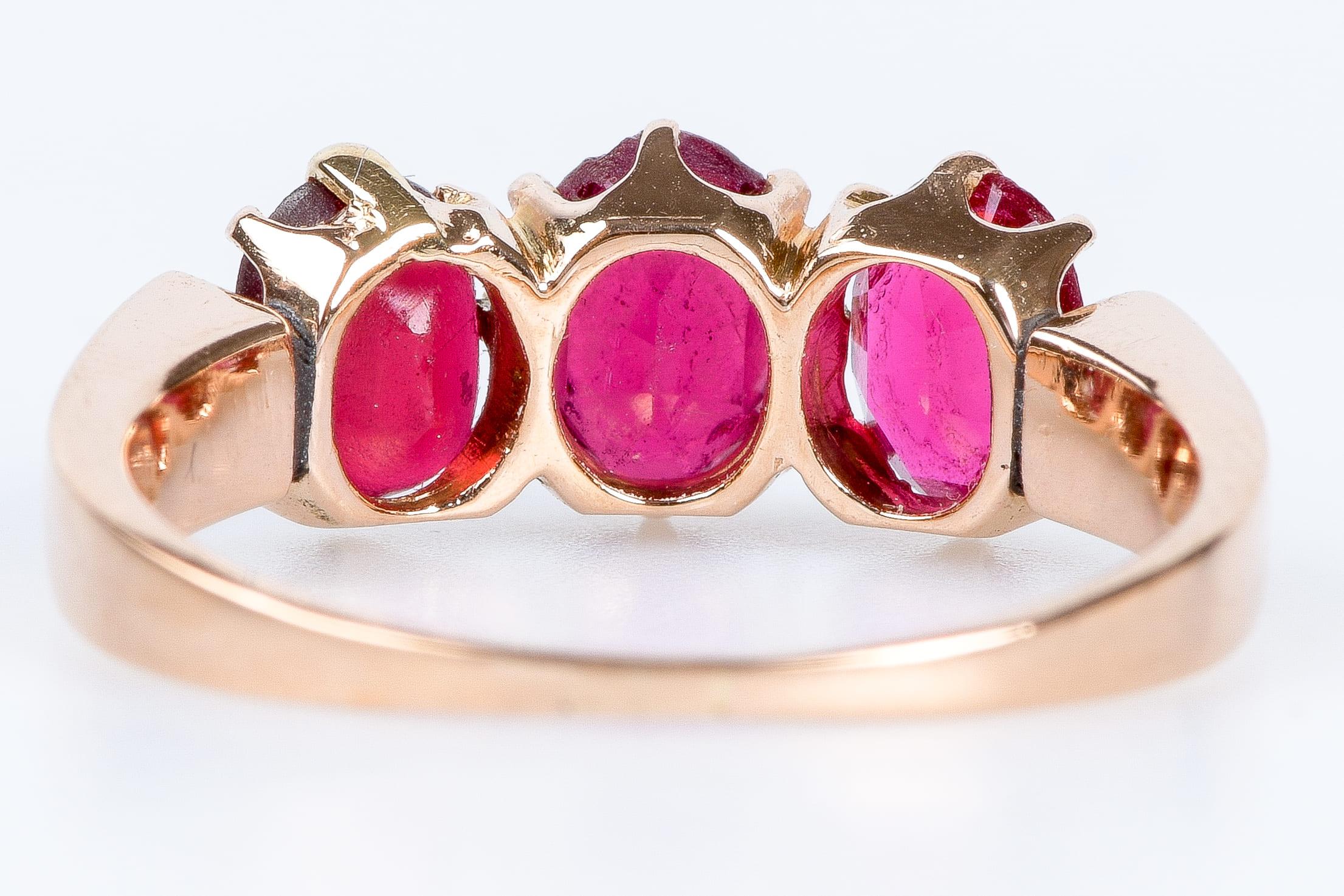 18-carats pink gold ring with 3 oval rubies of 0.66 carats total In Excellent Condition For Sale In Monte-Carlo, MC