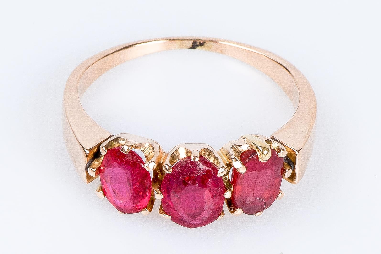 18-carats pink gold ring with 3 oval rubies of 0.66 carats total For Sale 1