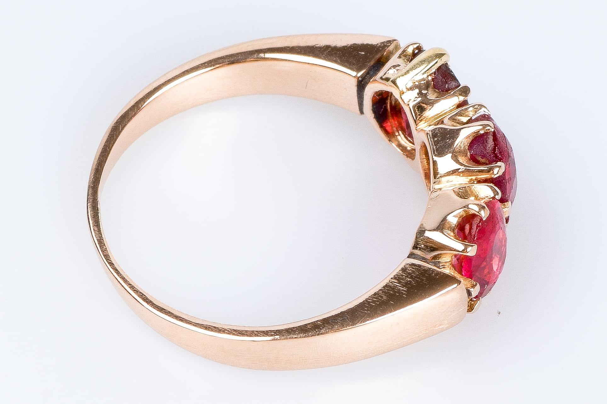 18-carats pink gold ring with 3 oval rubies of 0.66 carats total For Sale 2