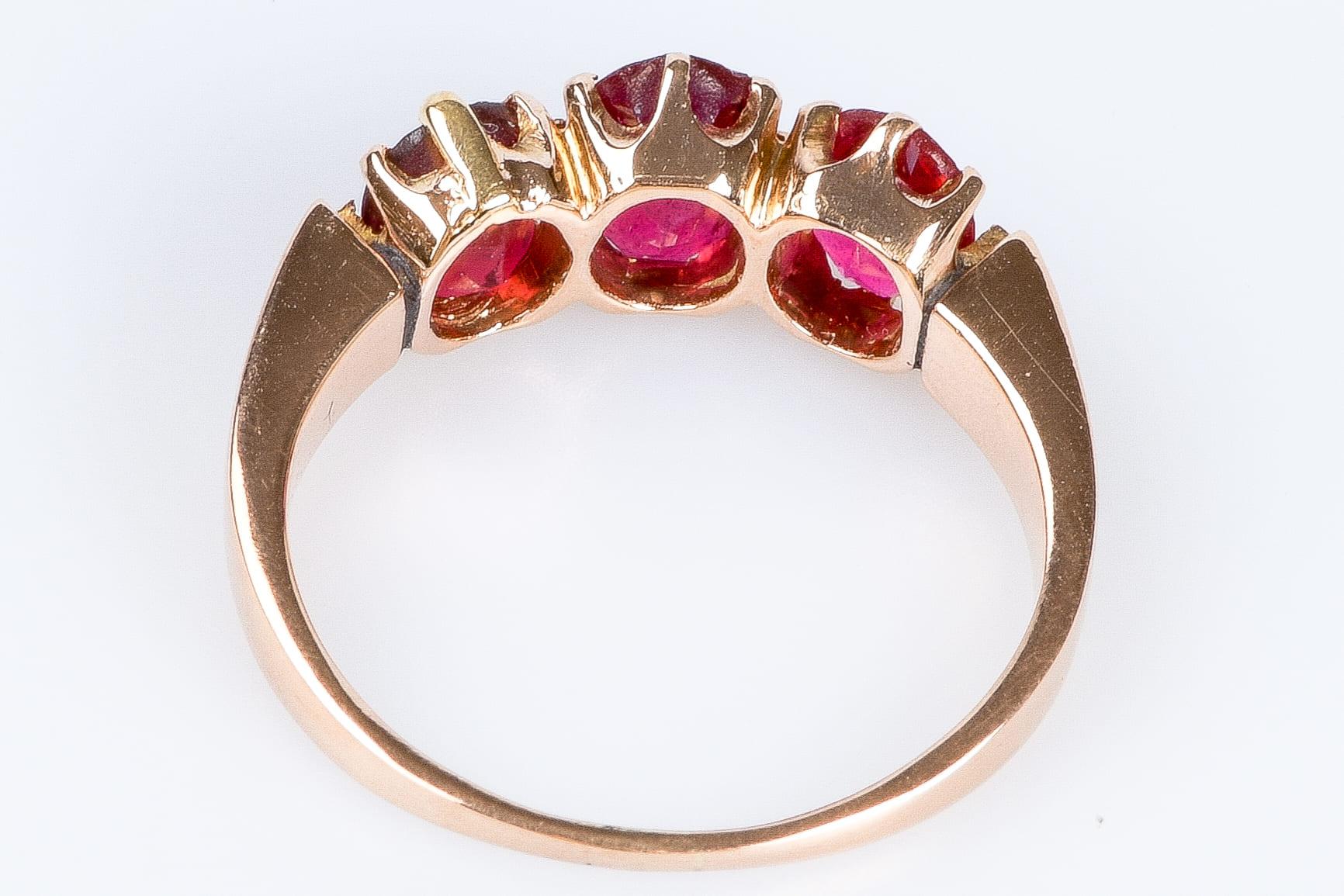 18-carats pink gold ring with 3 oval rubies of 0.66 carats total For Sale 3