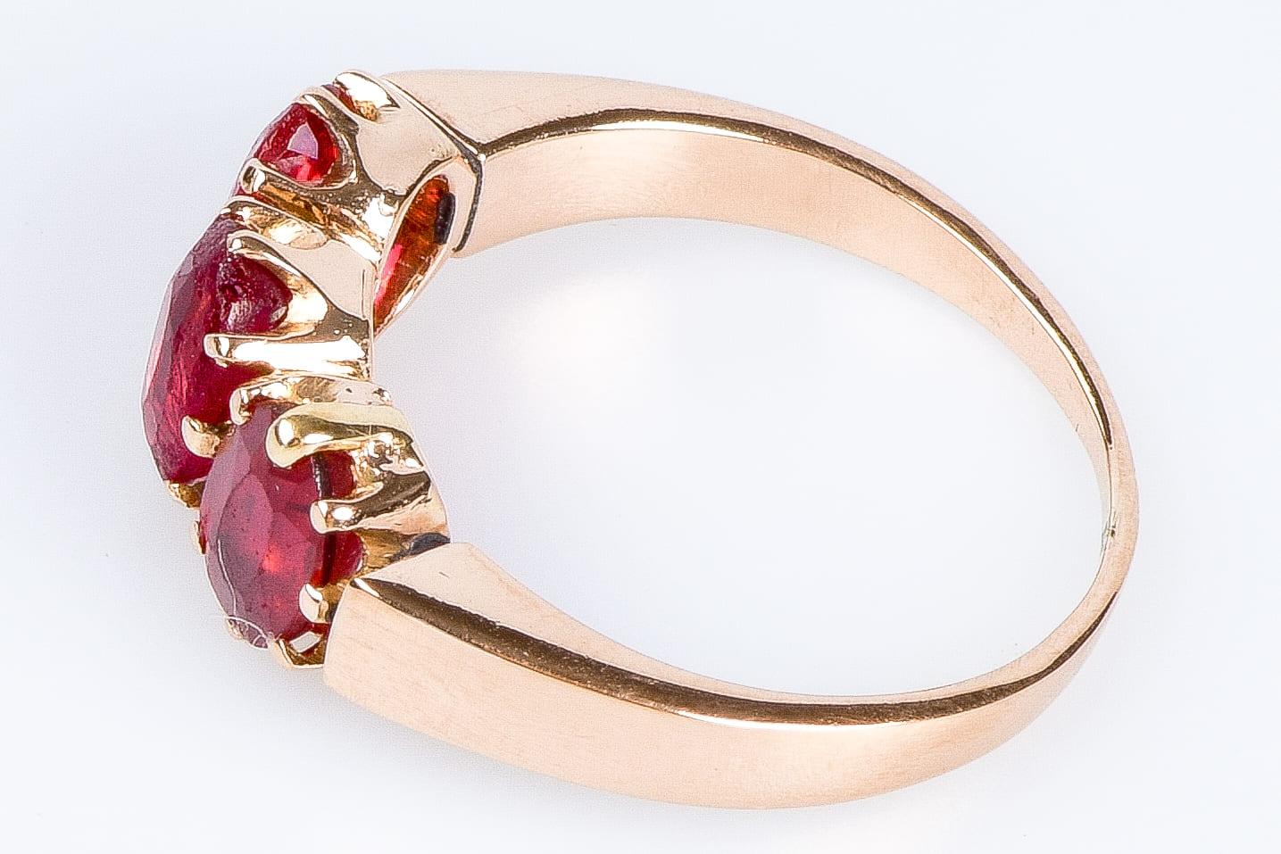 18-carats pink gold ring with 3 oval rubies of 0.66 carats total For Sale 4