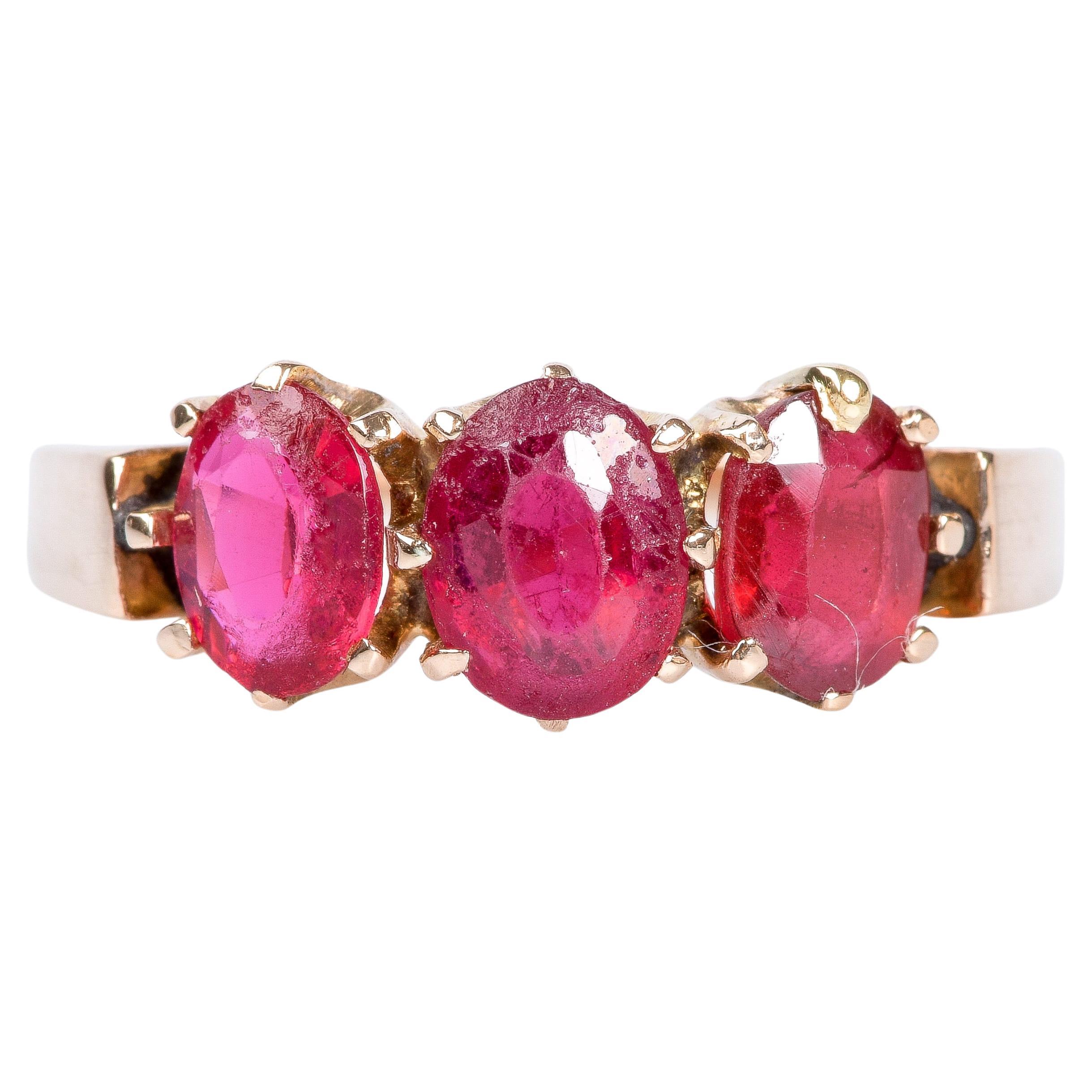 18-carats pink gold ring with 3 oval rubies of 0.66 carats total For Sale
