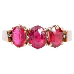 Antique 18-carats pink gold ring with 3 oval rubies of 0.66 carats total