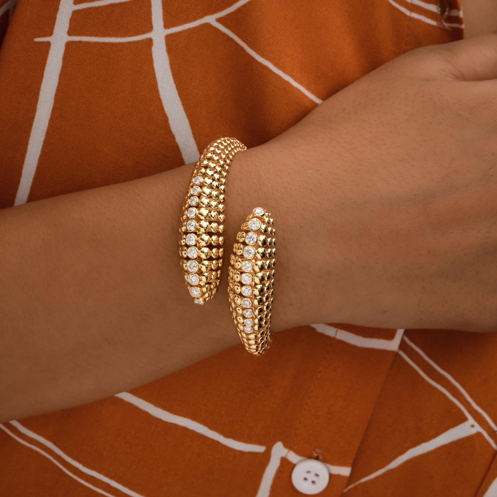 Taille ronde 1.8 Carats SI/H Round Brilliant Cut Diamond Wrap Bangle Bracelet en or jaune 18k en vente