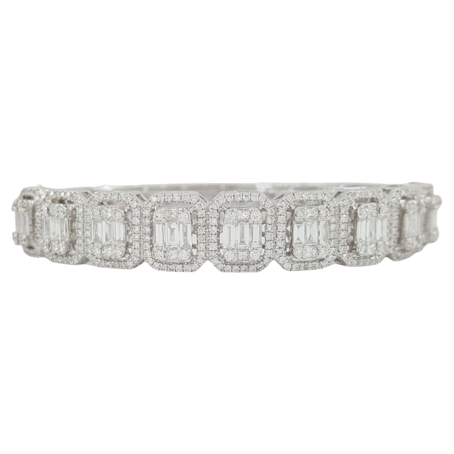 Modern 18 Carats White Gold 3.30 Carat Diamond Bangle Bracelet For Sale