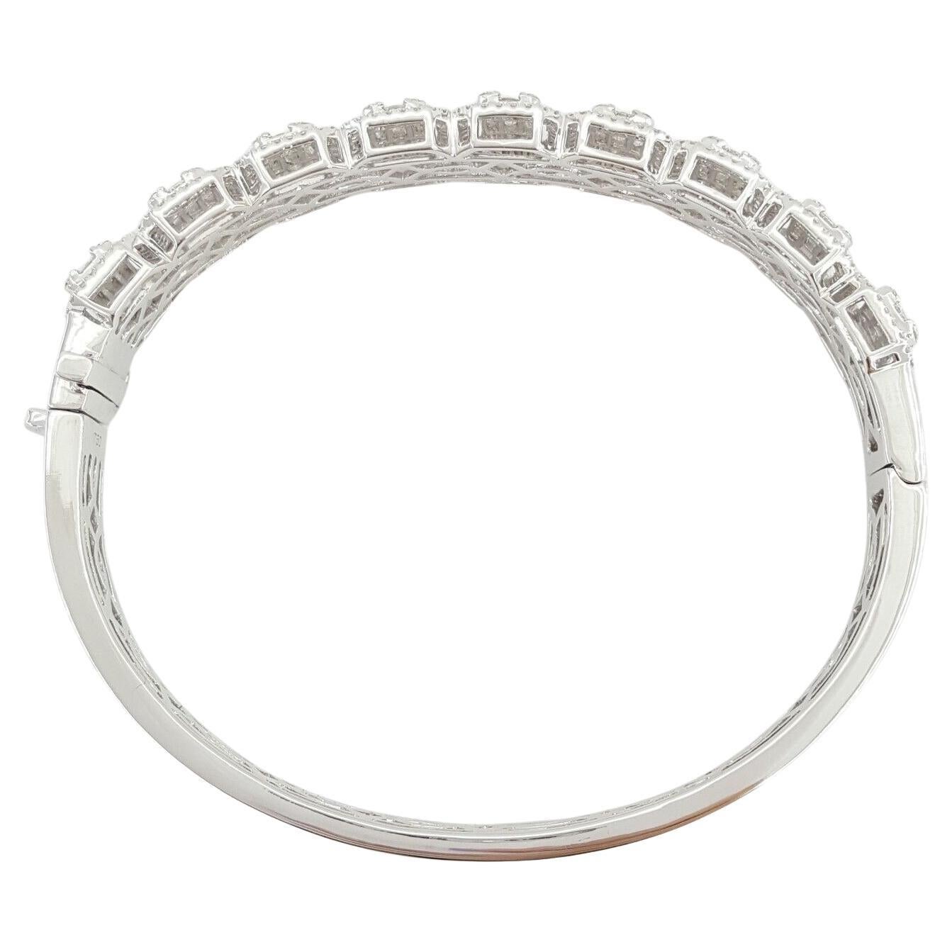 Round Cut 18 Carats White Gold 3.30 Carat Diamond Bangle Bracelet For Sale