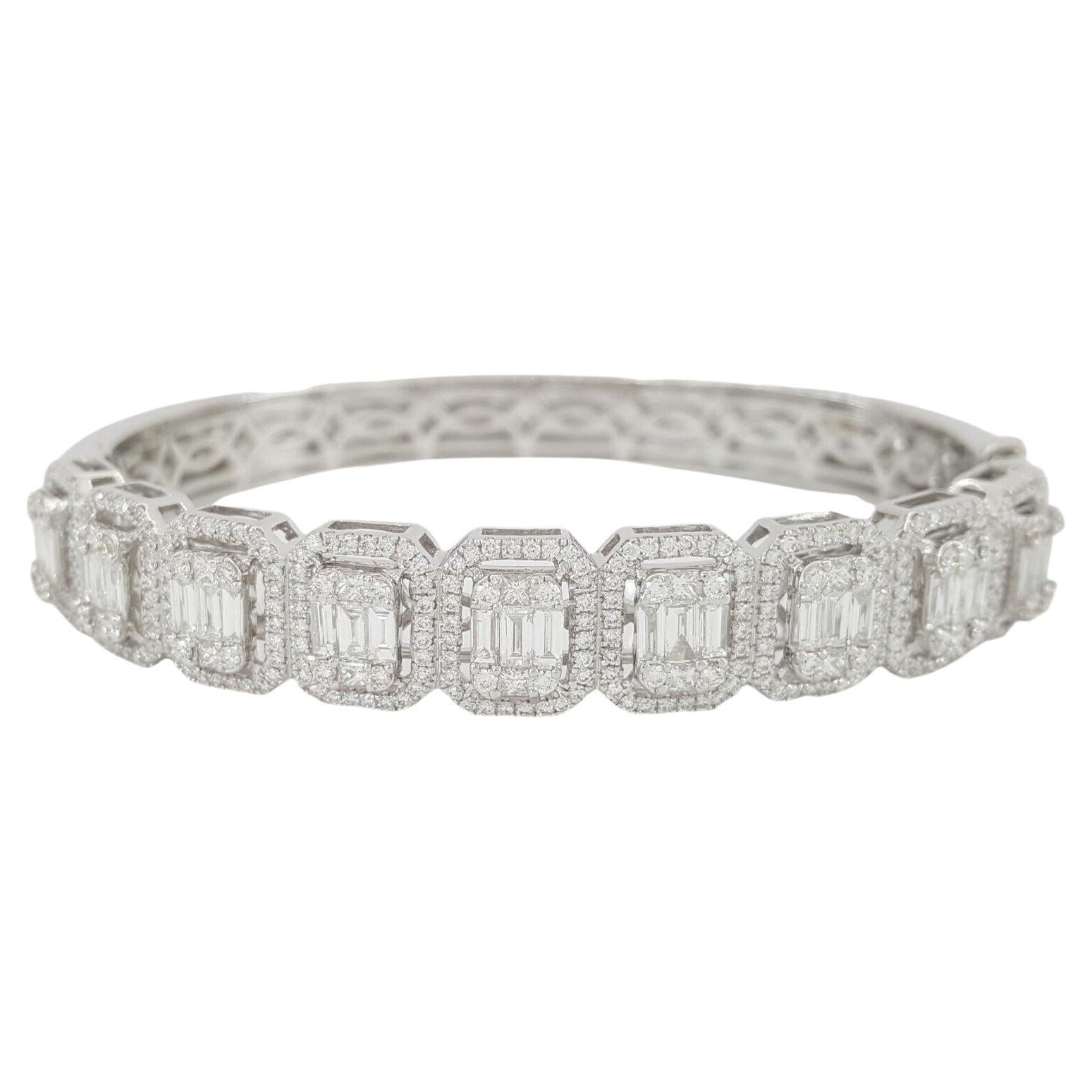 18 Carats White Gold 3.30 Carat Diamond Bangle Bracelet