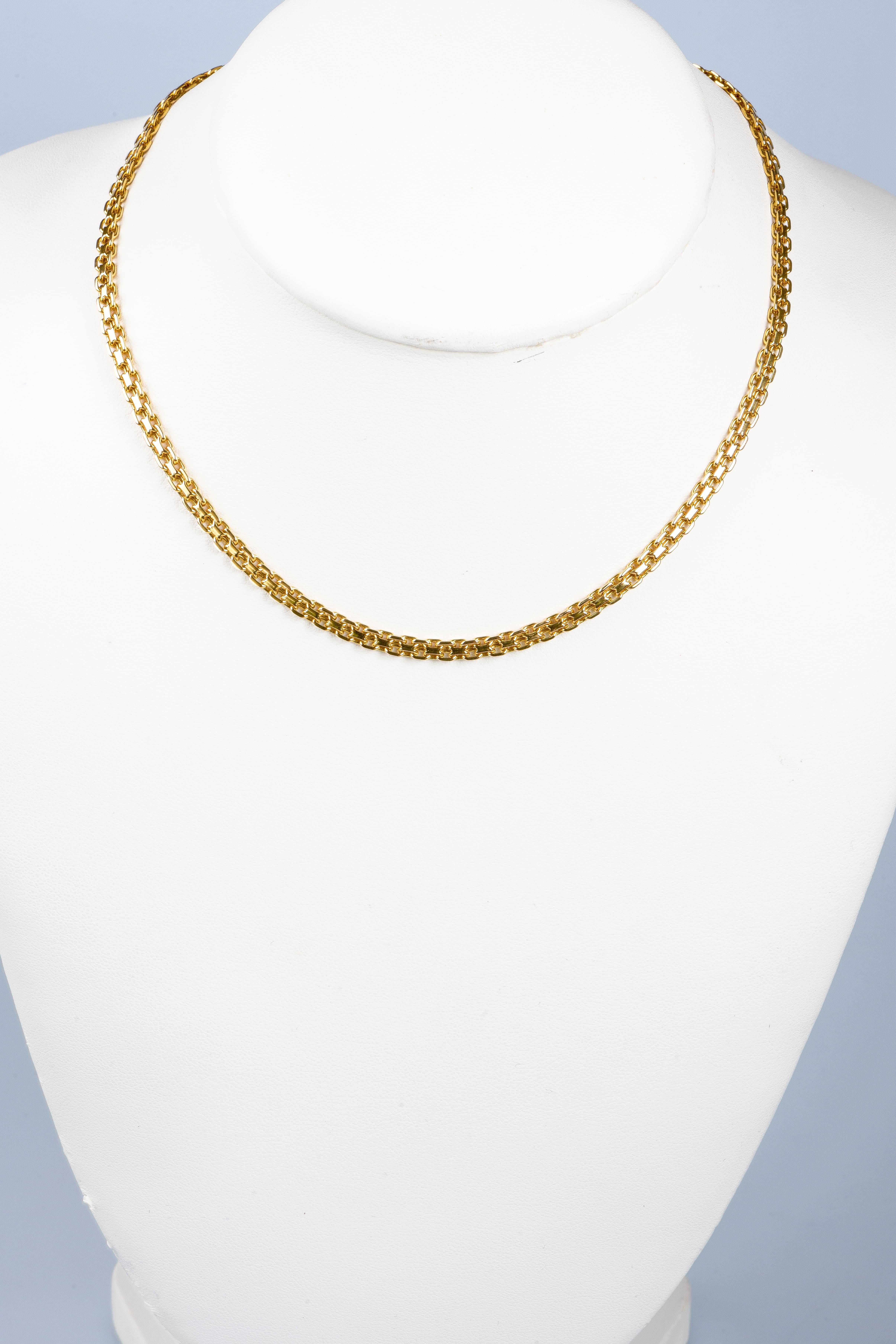 18-carats yellow gold chain with double solid chain and alternating forced mesh to create a unique and elegant design. This chain can be worn on any occasion, whether for a formal evening or a casual day.


Weight: 14.3 gr. 

Dimensions: 38cm x