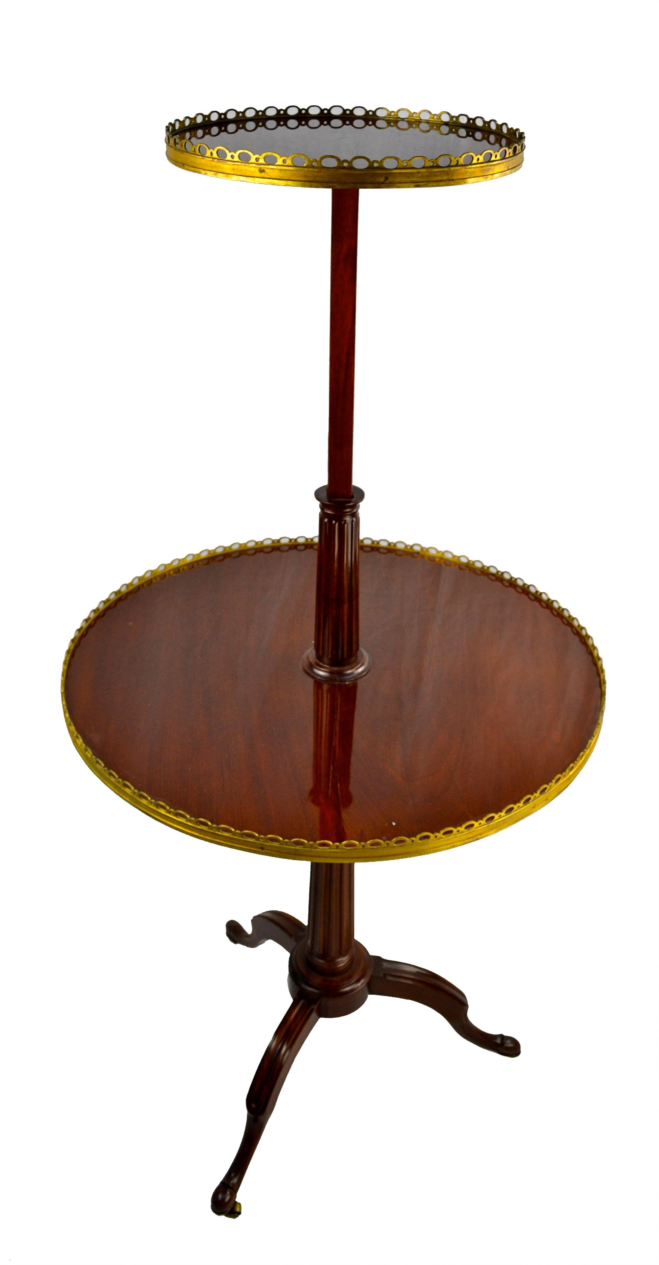 Blouis xvi aus dem 18. Jahrhundert  Dessert-/Dumbwaiter-Tisch aus Mahagoni mit Ormolu-Besatz (Louis XVI.) im Angebot
