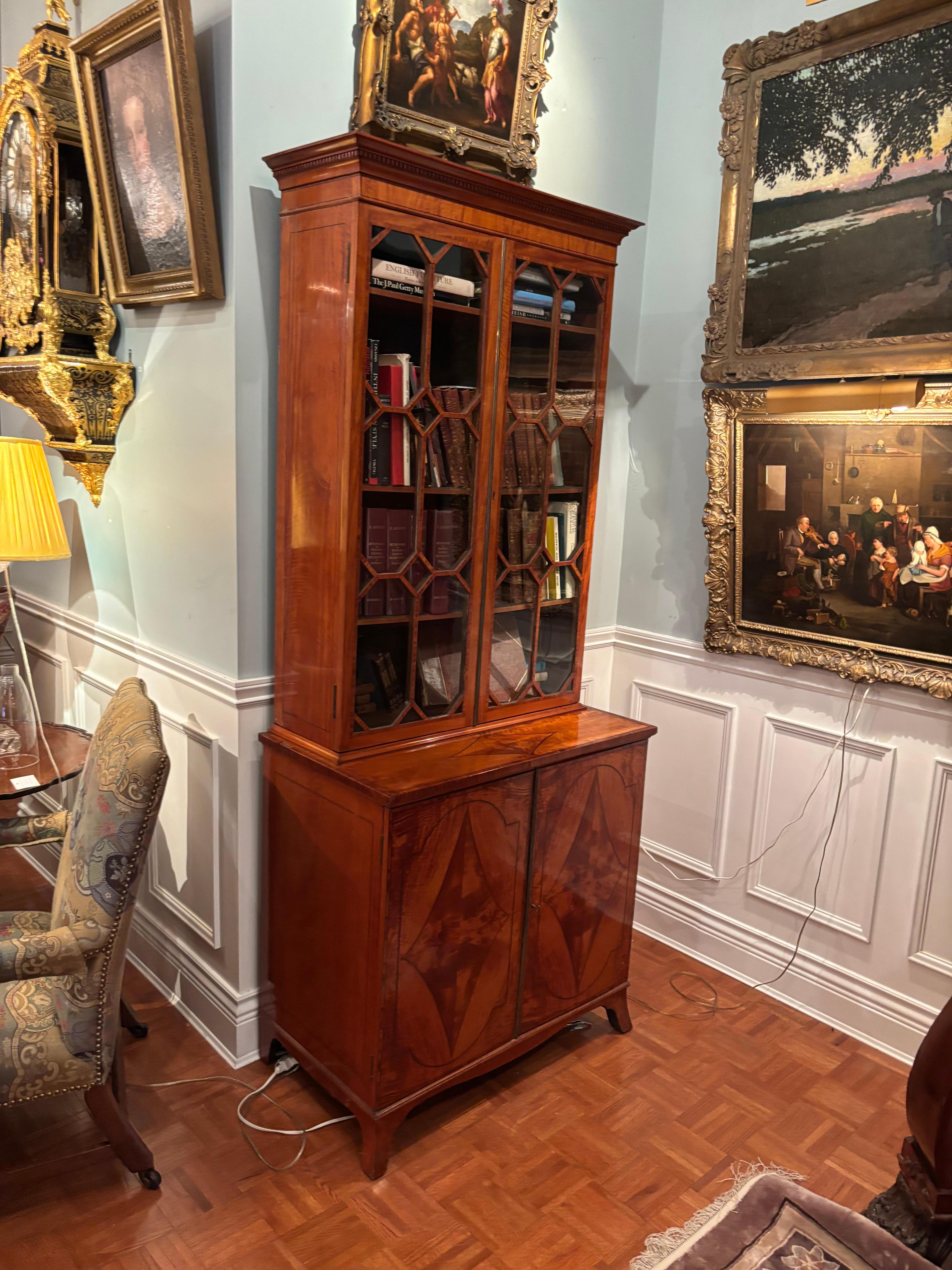 XVIII secolo Libreria mobile Sheraton Giorgio III in legno satinato del 18° secolo, circa 1785 in vendita