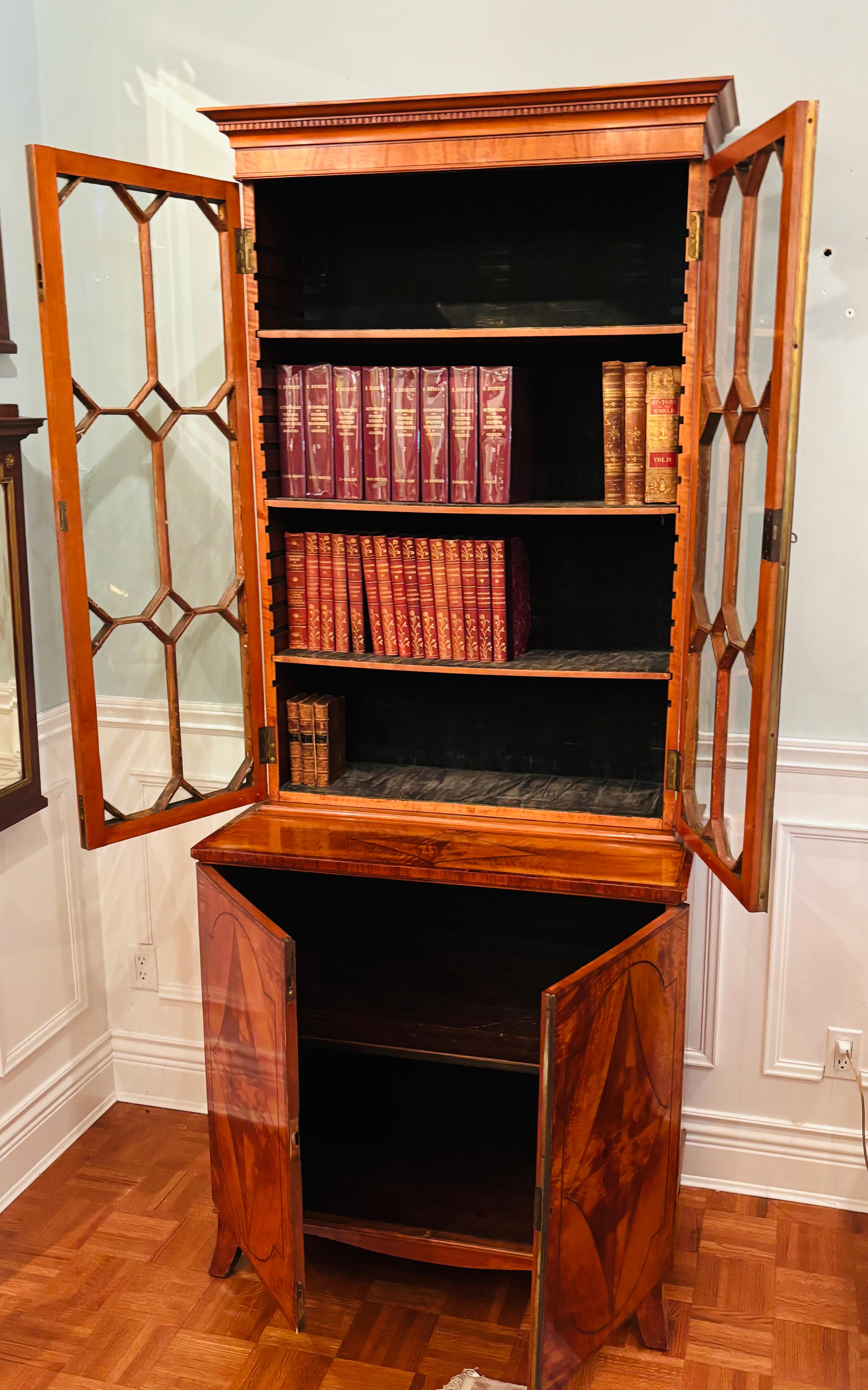 XVIII secolo Libreria mobile Sheraton Giorgio III in legno satinato del 18° secolo, circa 1785 in vendita