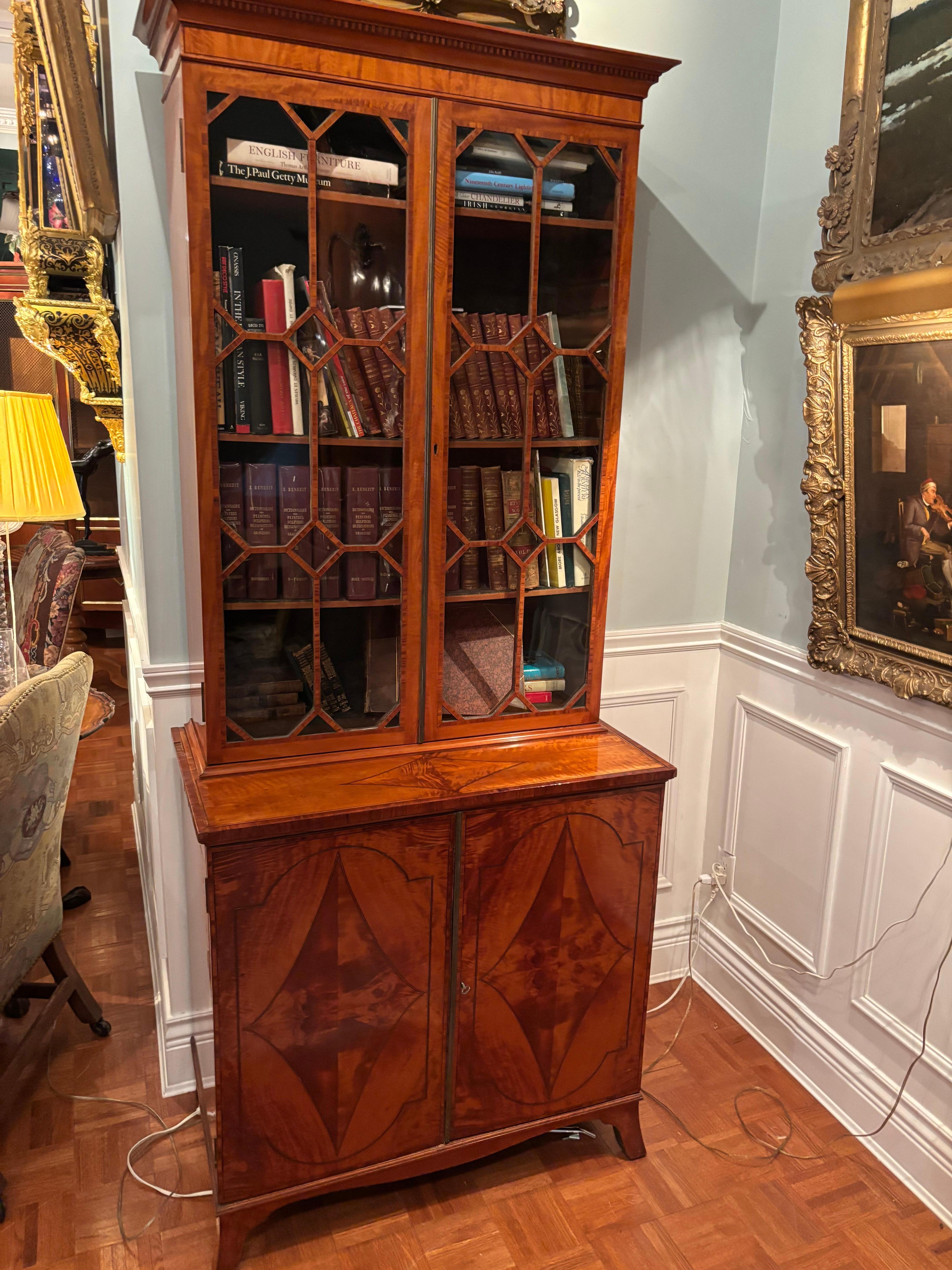 Legno di seta Libreria mobile Sheraton Giorgio III in legno satinato del 18° secolo, circa 1785 in vendita