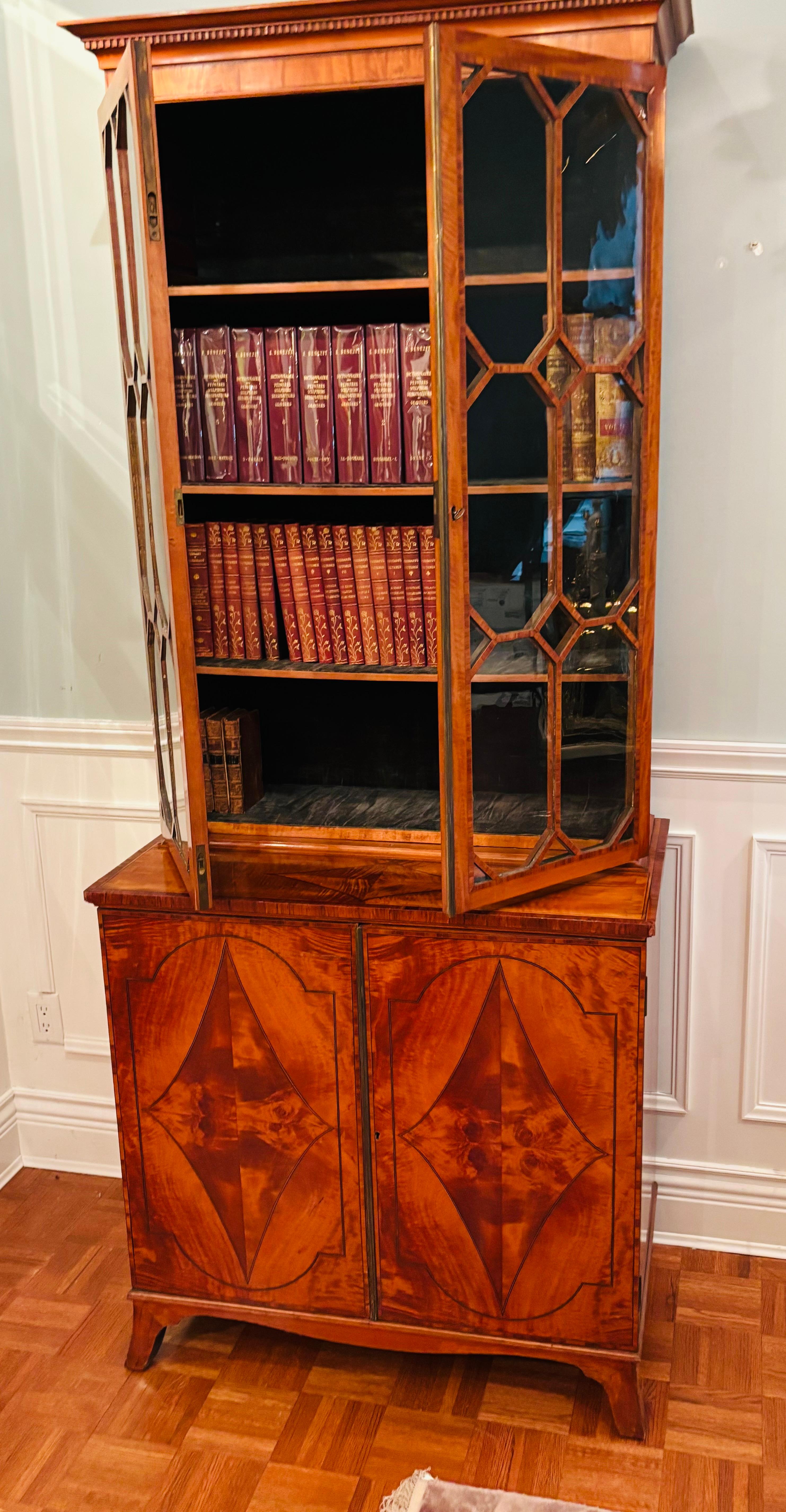 Libreria mobile Sheraton Giorgio III in legno satinato del 18° secolo, circa 1785 in vendita 1