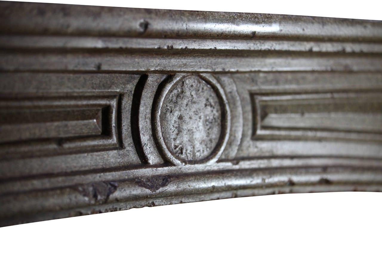 Antique French Grand del 18° secolo in pietra calcarea dura per caminetto antico In condizioni ottime in vendita a Beervelde, BE