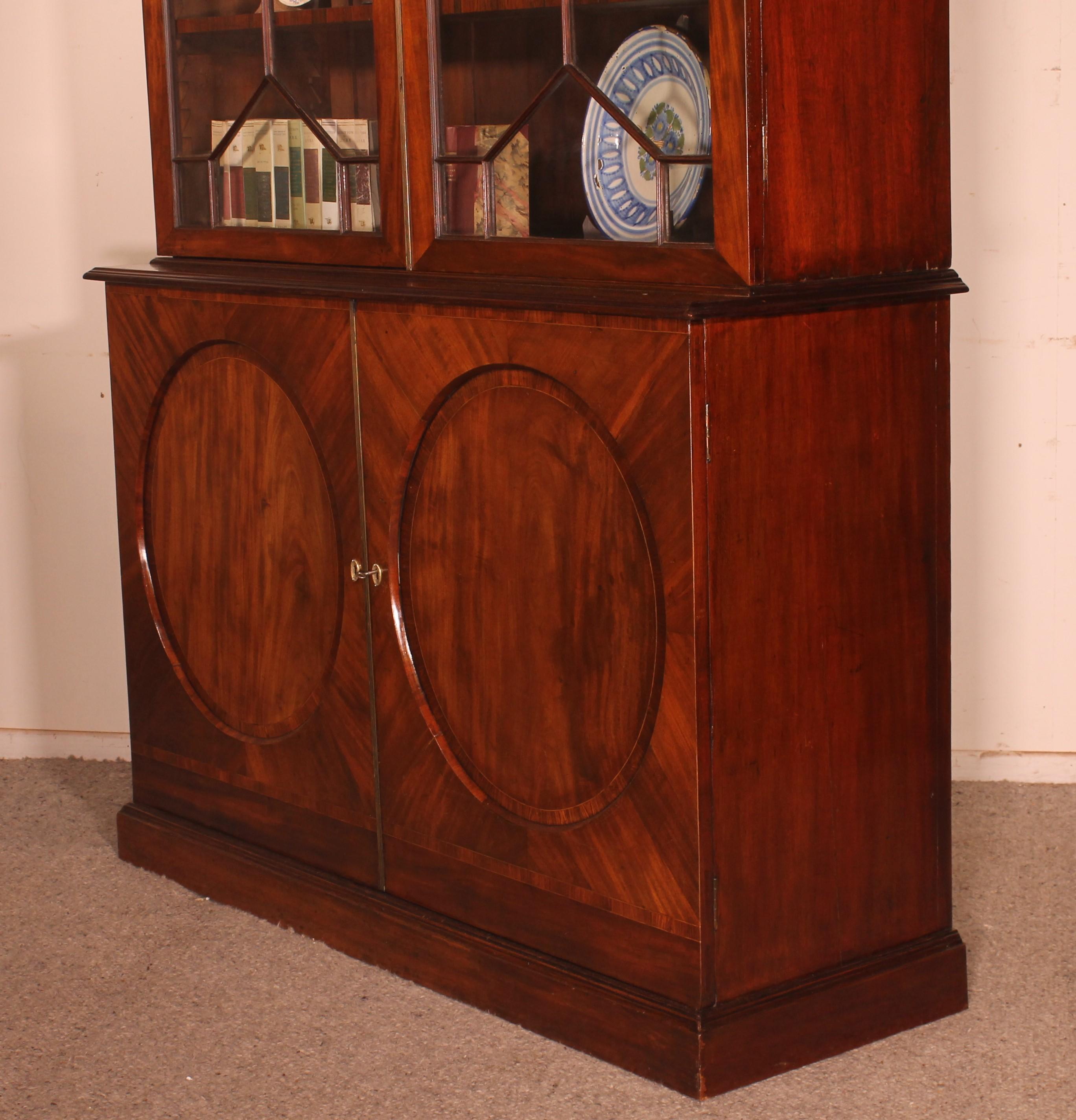 18 Century Hepplewhite Bookcase in Mahogany circa 1775 For Sale 4