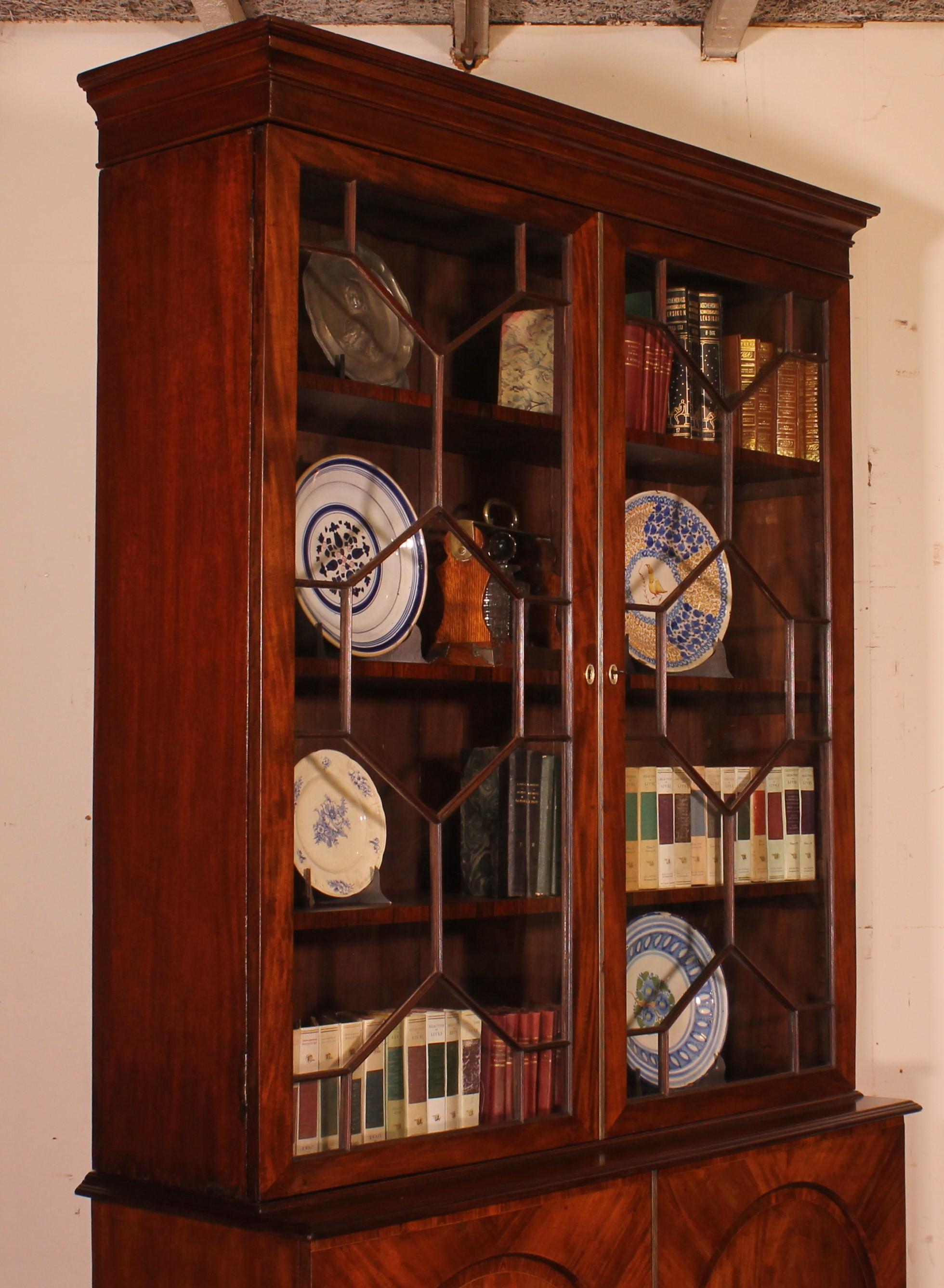 18 Century Hepplewhite Bookcase in Mahogany circa 1775 For Sale 9