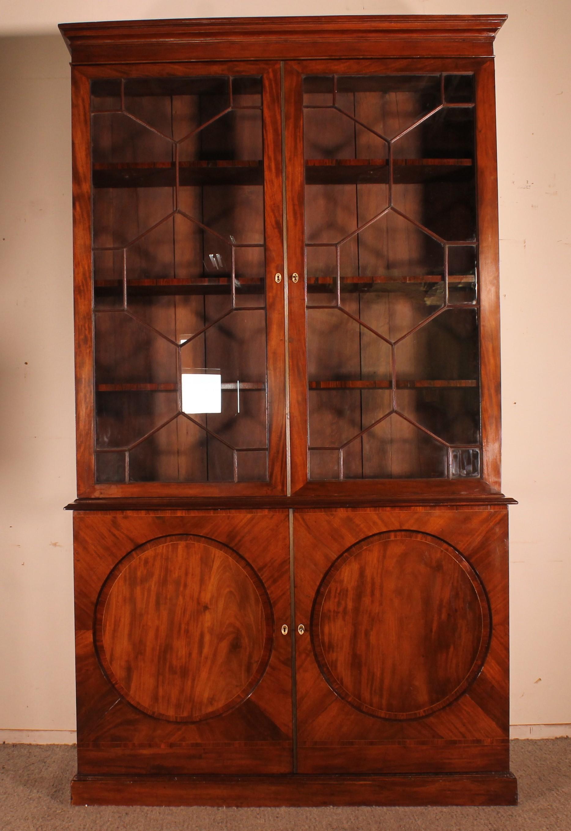 Superb English mahogany bookcase from the 18th century in the Hepplewhite style and period circa 1775

Very beautiful English work in mahogany which stands out by its very good quality and its period. Indeed, it is rare to find an 18th century