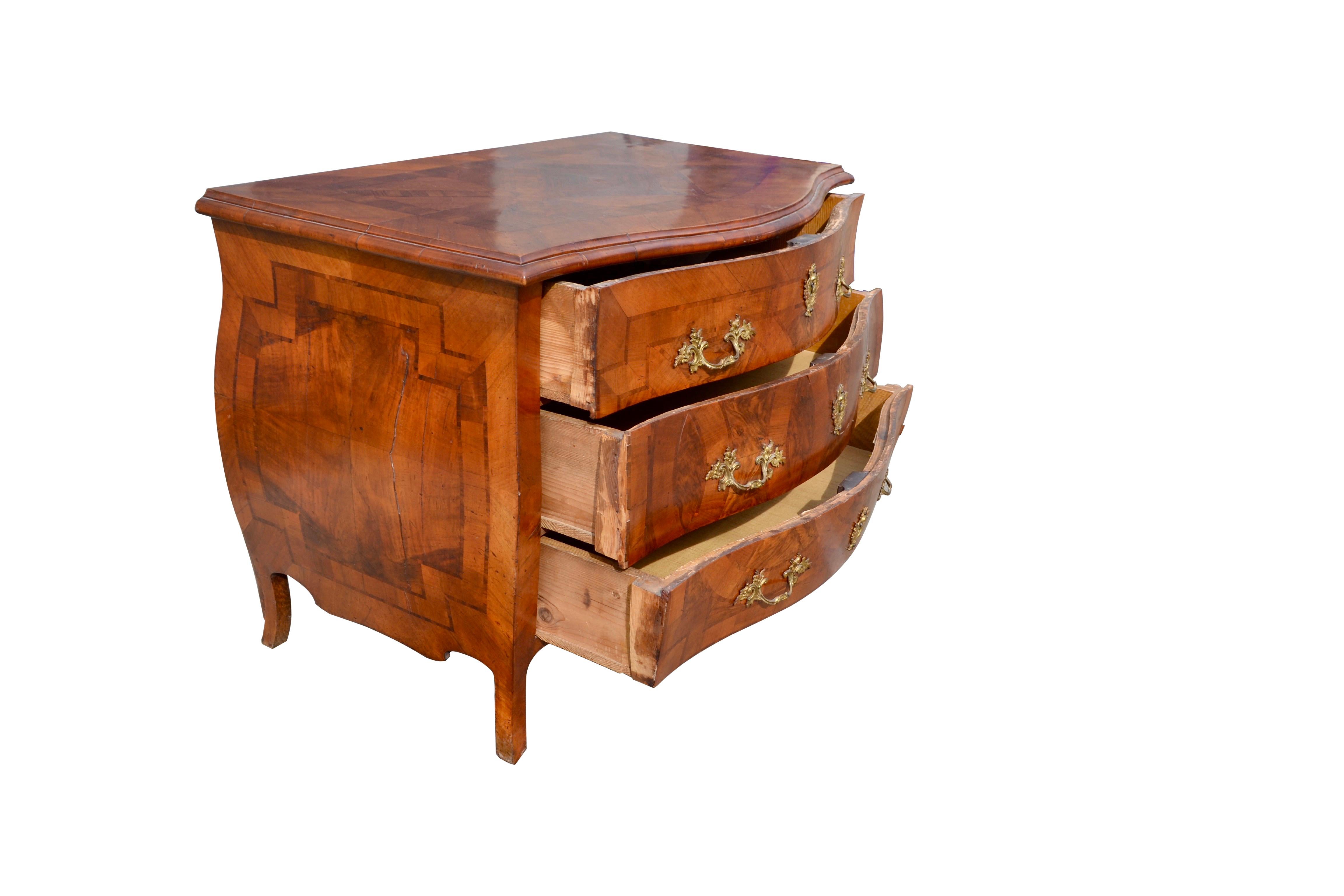 18th Century Italian Louis XV Period Marquetry Bombe Chest of Drawers For Sale 5