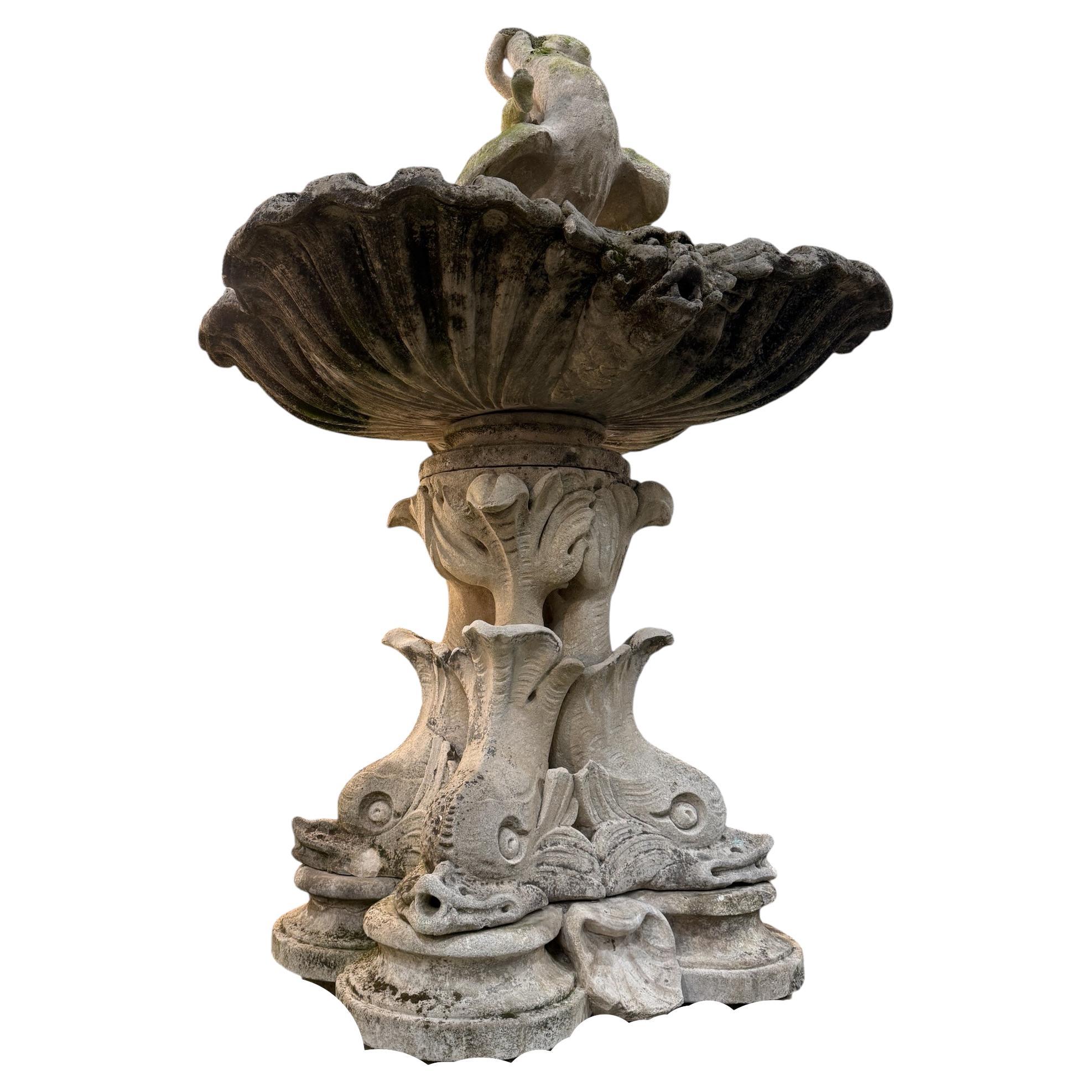 Fontana d'acqua monumentale italiana del 18° secolo con sculture di Delphine