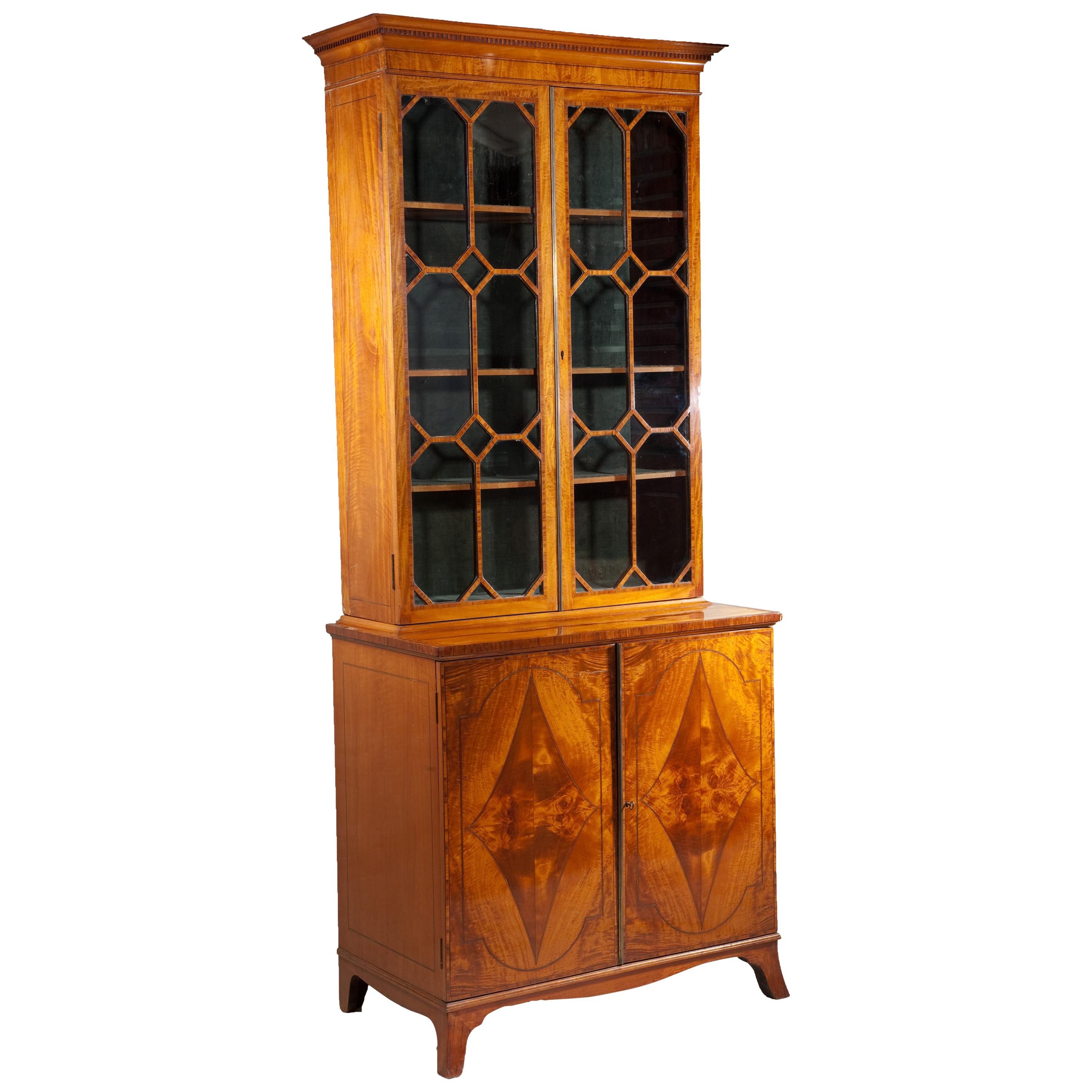 18 Siglo Inglés Sheraton George III Satinwood Cabinet Bookcase, circa 1785