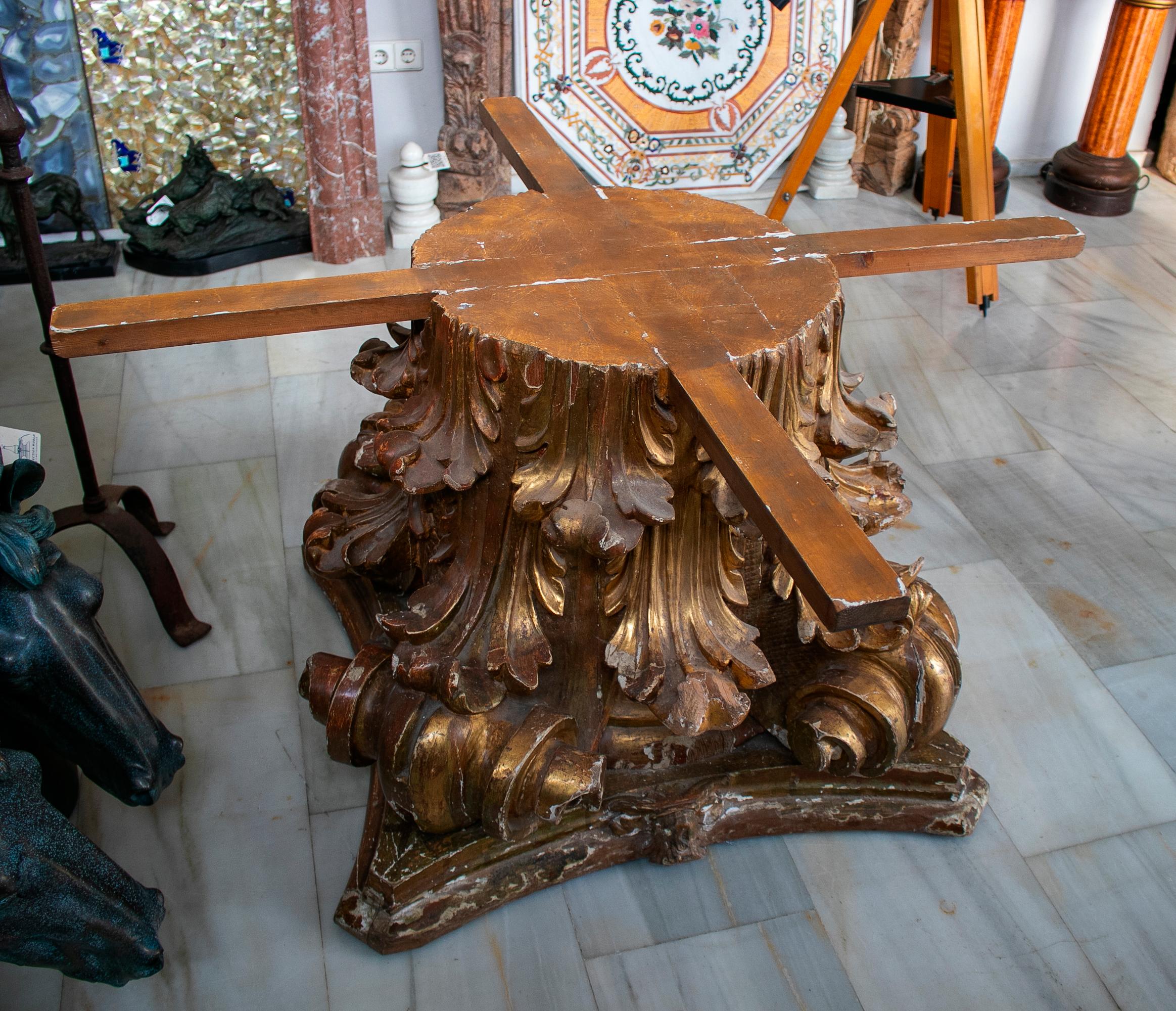 18th Century Spanish Wooden Corinthian Capital Table Base In Good Condition For Sale In Marbella, ES