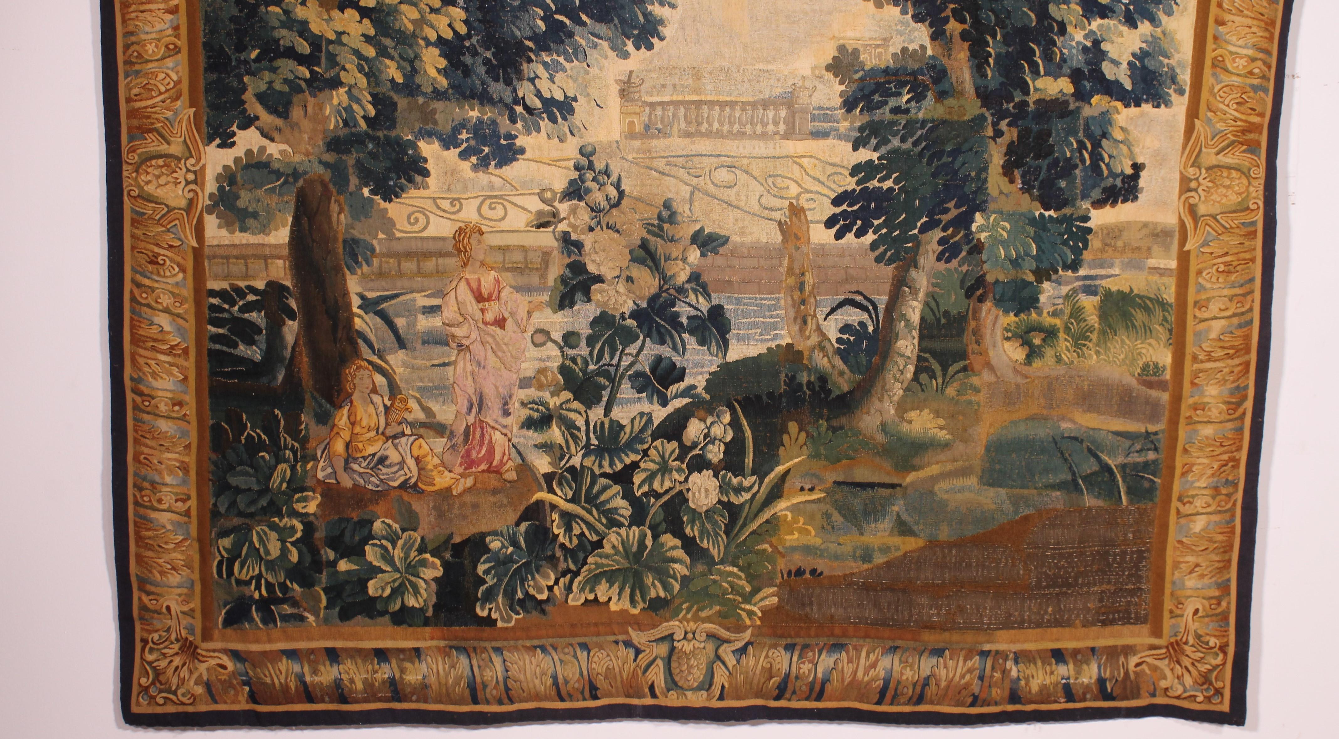 Wunderschöner Brüsseler Wandteppich aus Wolle und Seide aus dem 18.

Sehr schöner Viertelstich-Wandteppich, der einen Teich darstellt, auf dem ein junger Musiker mit einer Leier unter dem Arm sitzt. Neben ihm steht eine Frau in einem rosa Kleid und