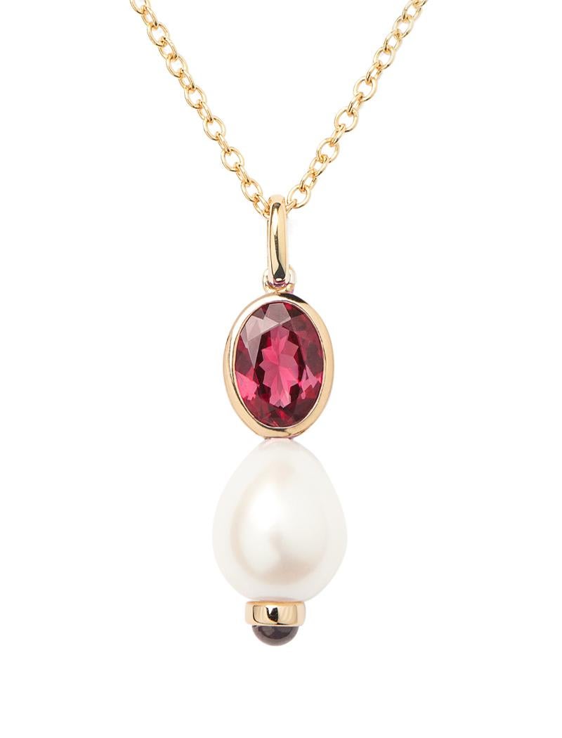 Perles Précieuses embraces fantasy in an everyday style. Its essence is embodied by drop-shaped pearls, like modern mini-sculptures worn elegantly as earrings or necklaces.

Perles Précieuses necklace in yellow gold with natural pearl and grenat