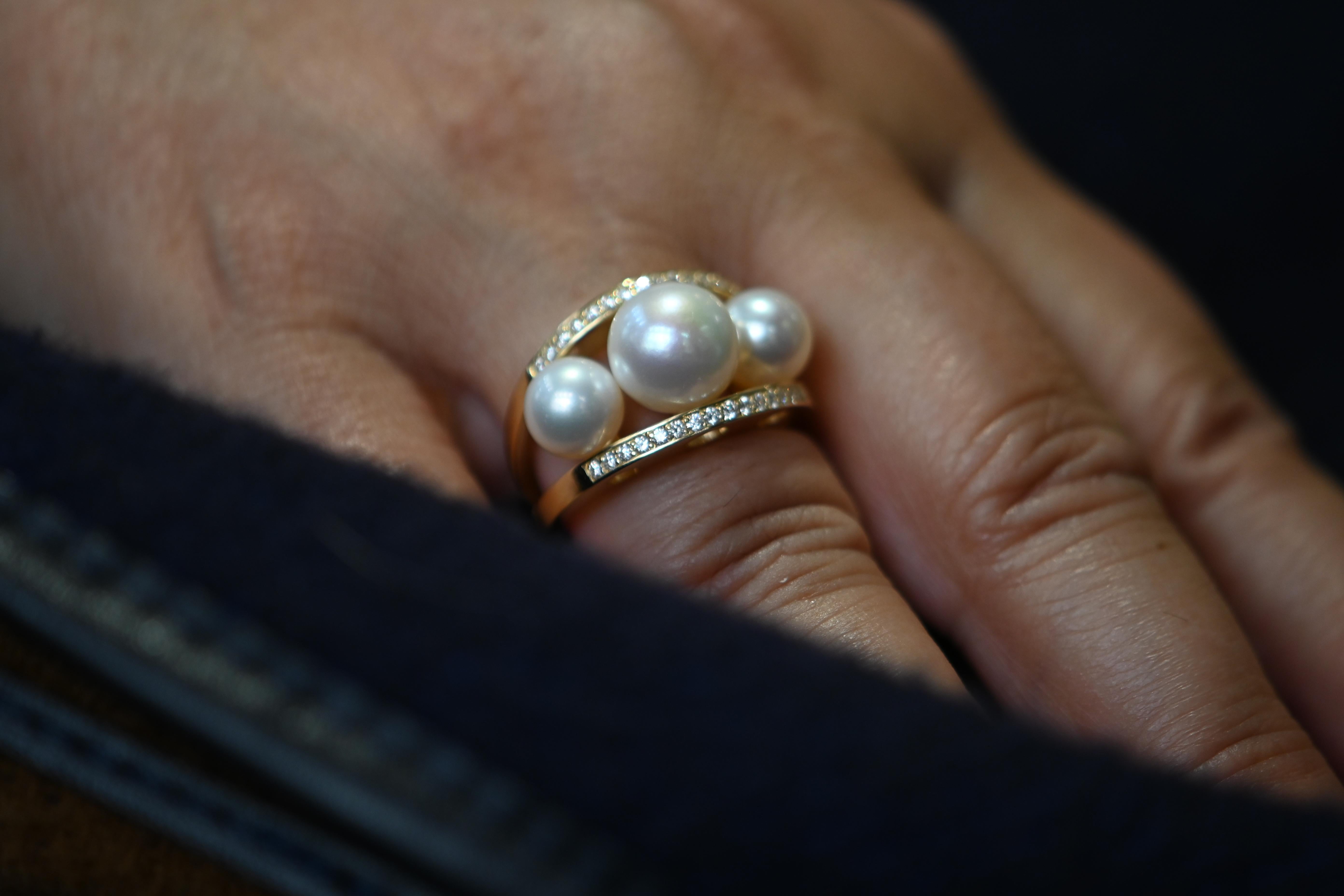 18 Karat Goldring mit Perlen und 0,300 Karat Diamanten verziert 4