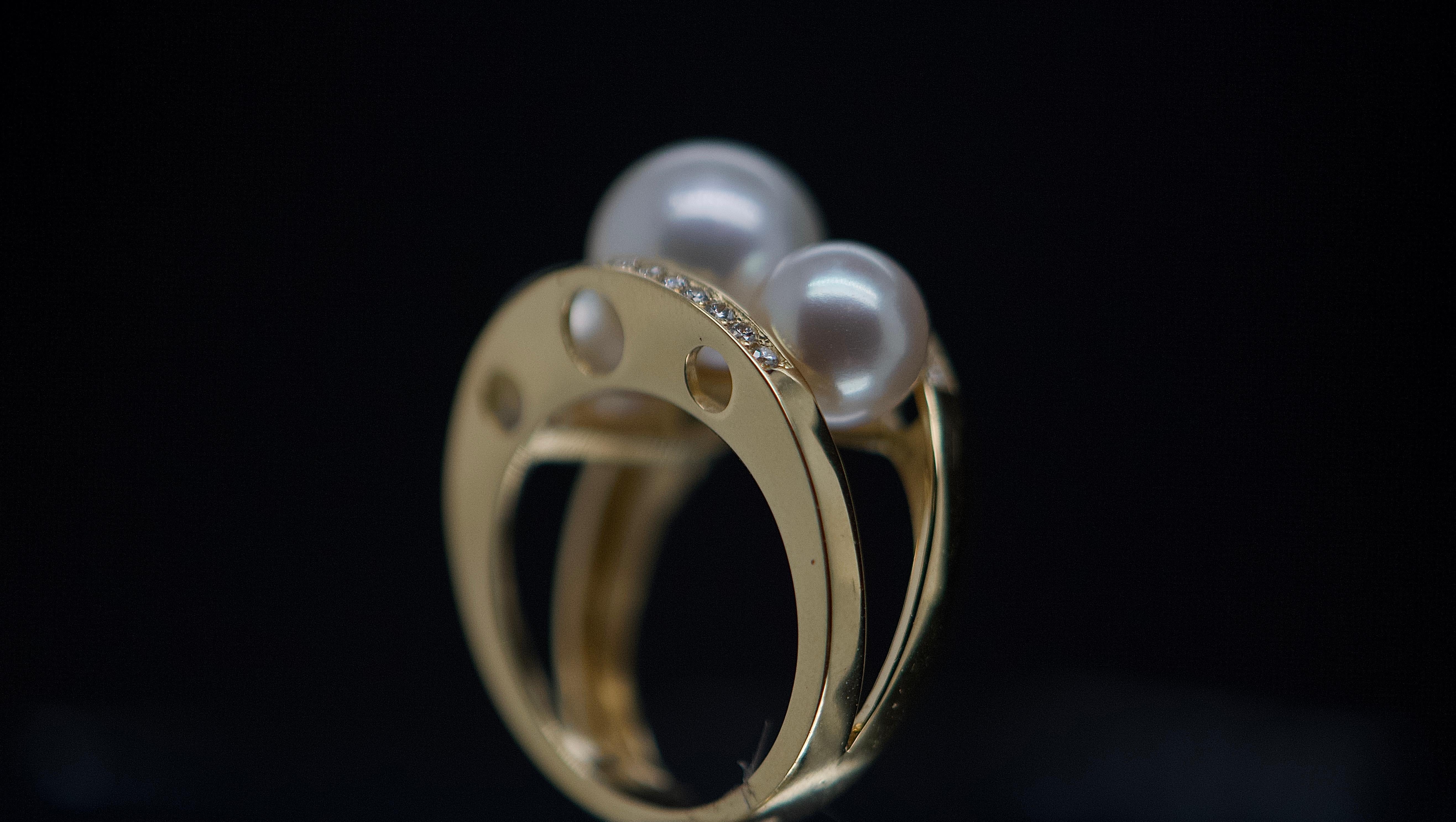 Entdecken Sie einen exquisiten Cocktailring, der mit 30 Diamanten von insgesamt 0,300 Karat und drei zarten Perlen mit perlmuttartigem Schimmer verziert ist. Dieses Stück im Barockstil zieht die Blicke auf sich und verleiht Ihrem Ensemble eine