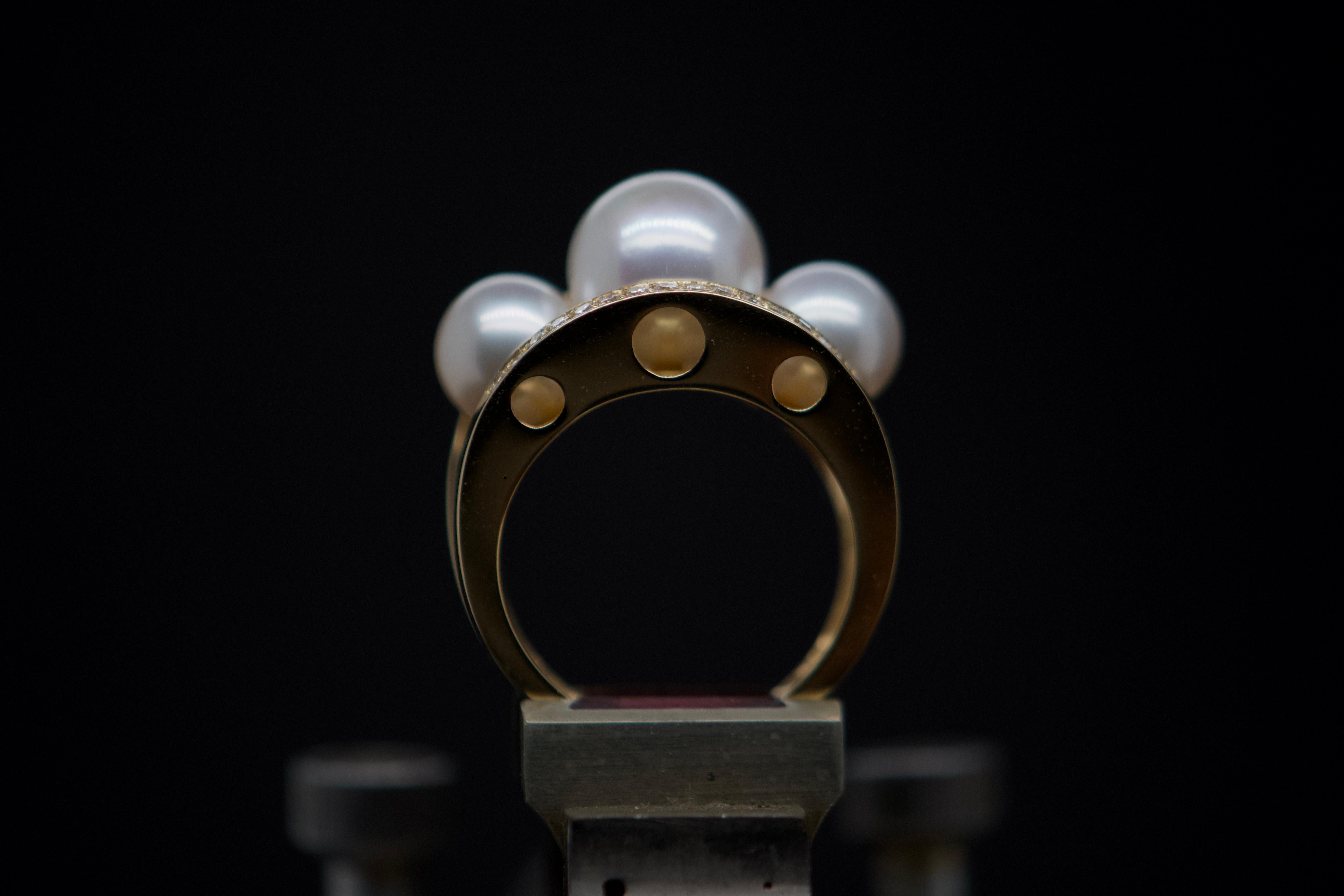 18 Karat Goldring mit Perlen und 0,300 Karat Diamanten verziert im Zustand „Neu“ in Vannes, FR