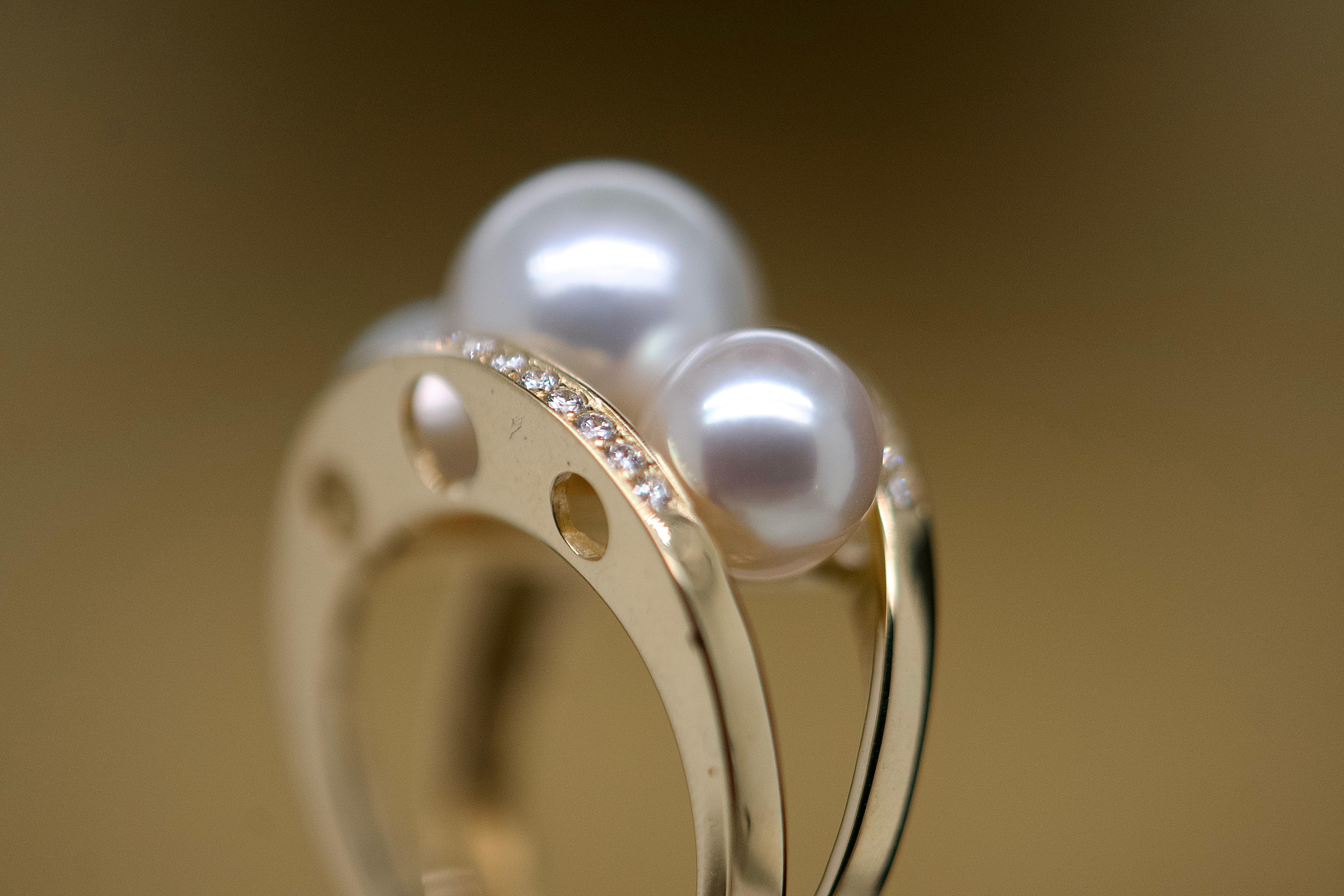 18 Karat Goldring mit Perlen und 0,300 Karat Diamanten verziert 1
