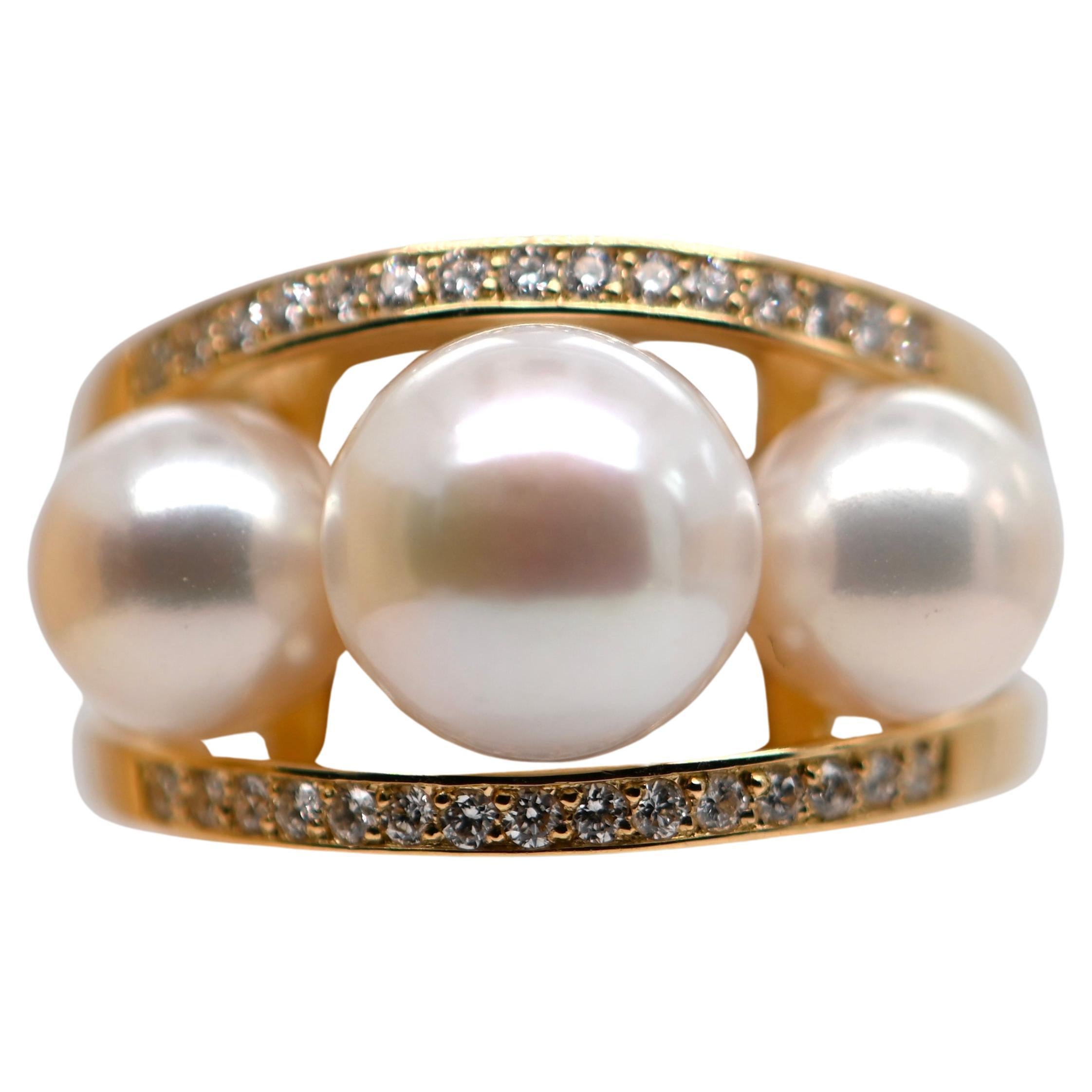 18 Ct Gold Ring Adorned with Pearls and 0.300 Ct Diamonds For Sale
