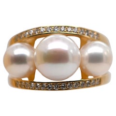 18 Ct Gold Ring Adorned with Pearls and 0.300 Ct Diamonds
