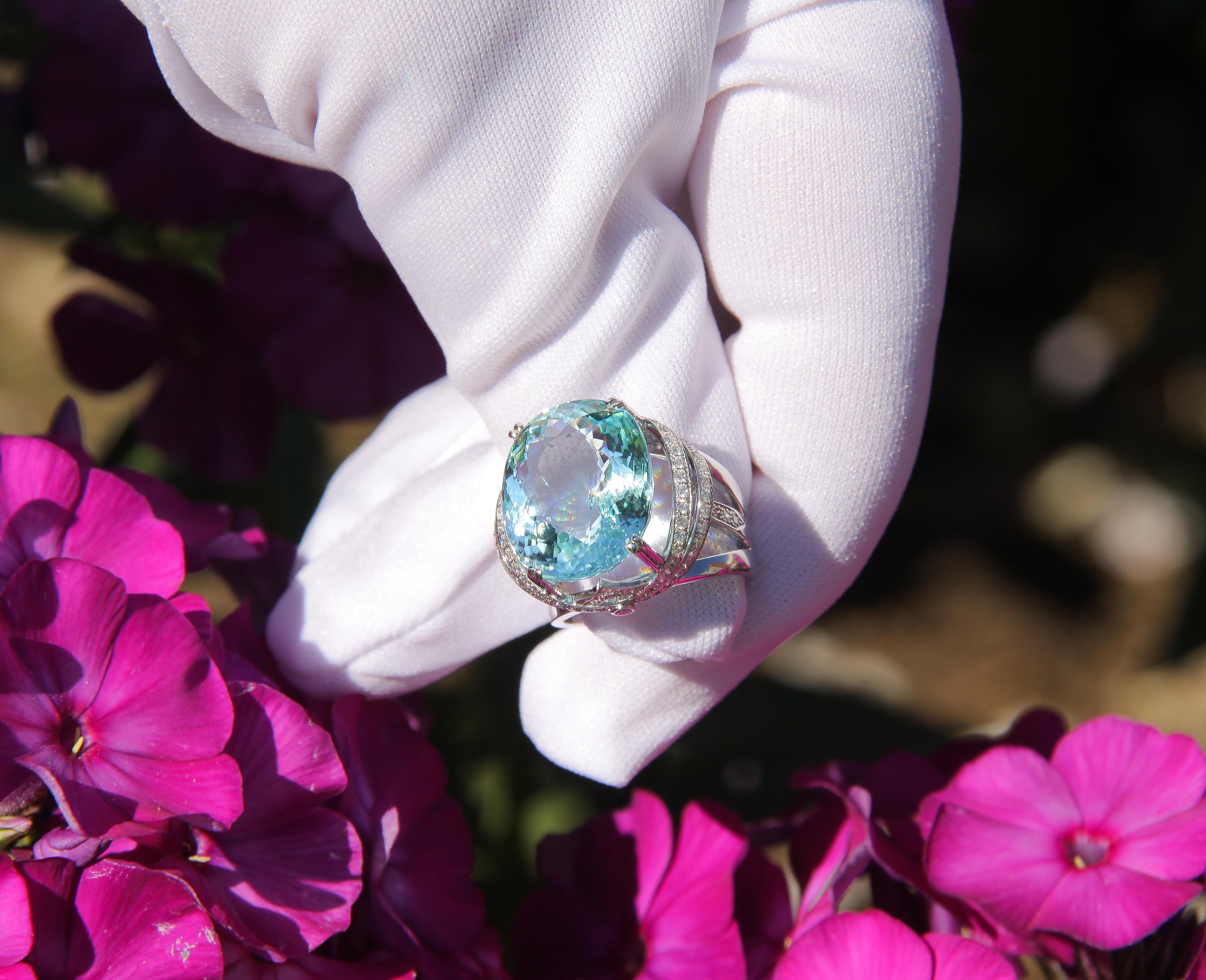 Modern 18 Ct Gold Ring with 25 Ct aquamarine and Diamonds