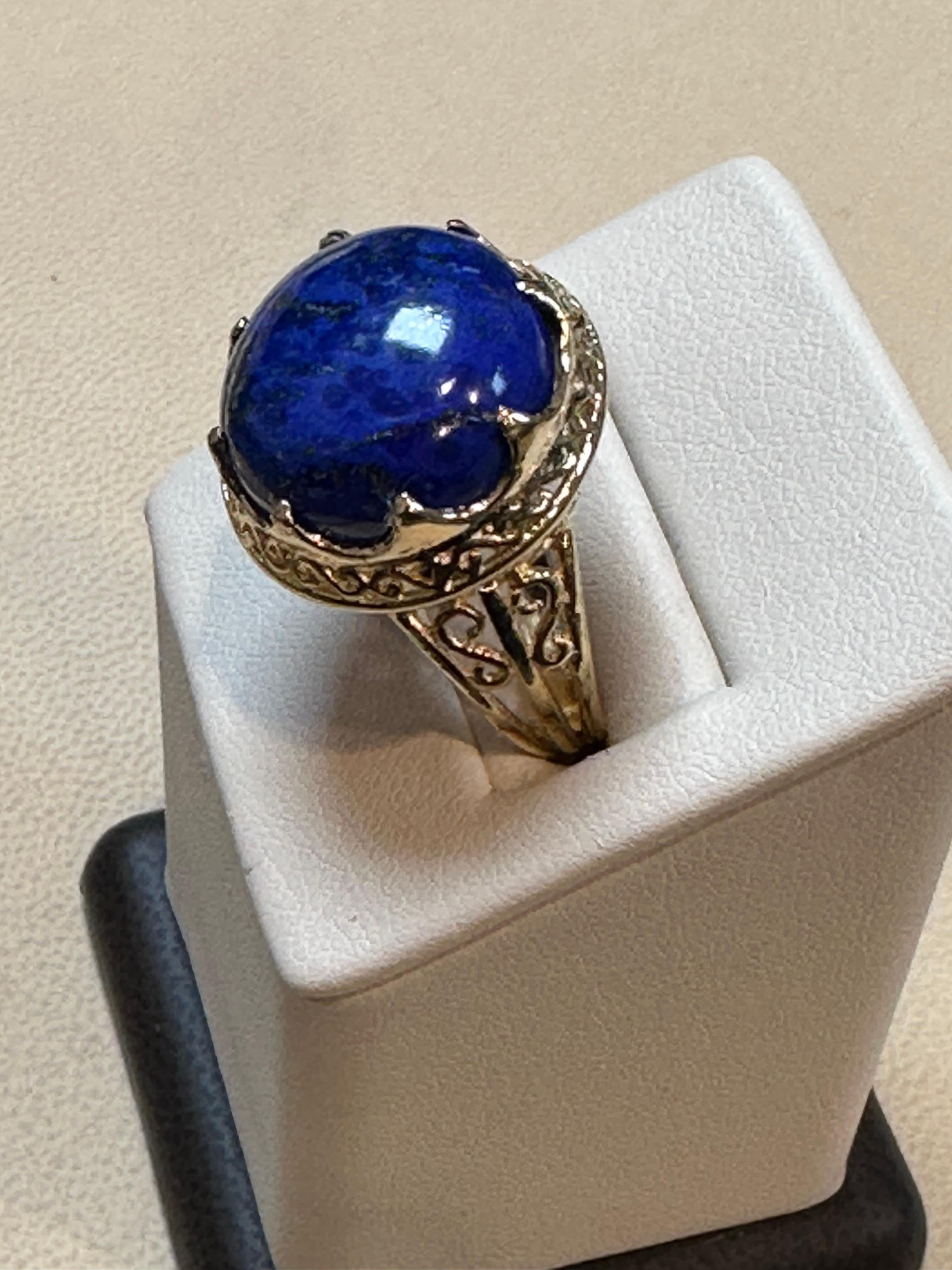 18 Ct Round Natural Cabochon Lapis Lazuli Ring in 14 Kt Yellow Gold, Estate In Excellent Condition For Sale In New York, NY