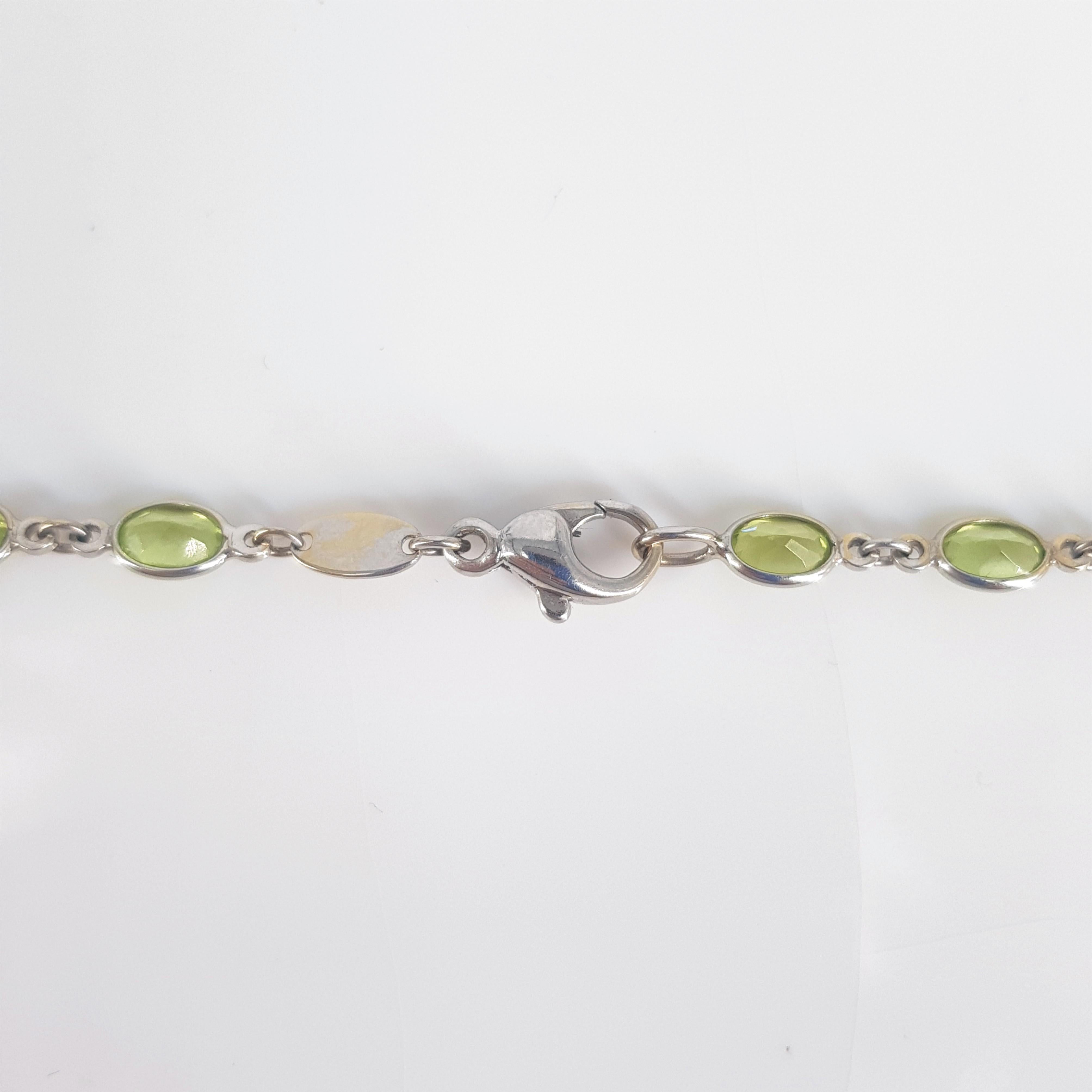 Round Cut 18 Ct White Gold Peridot Necklace For Sale