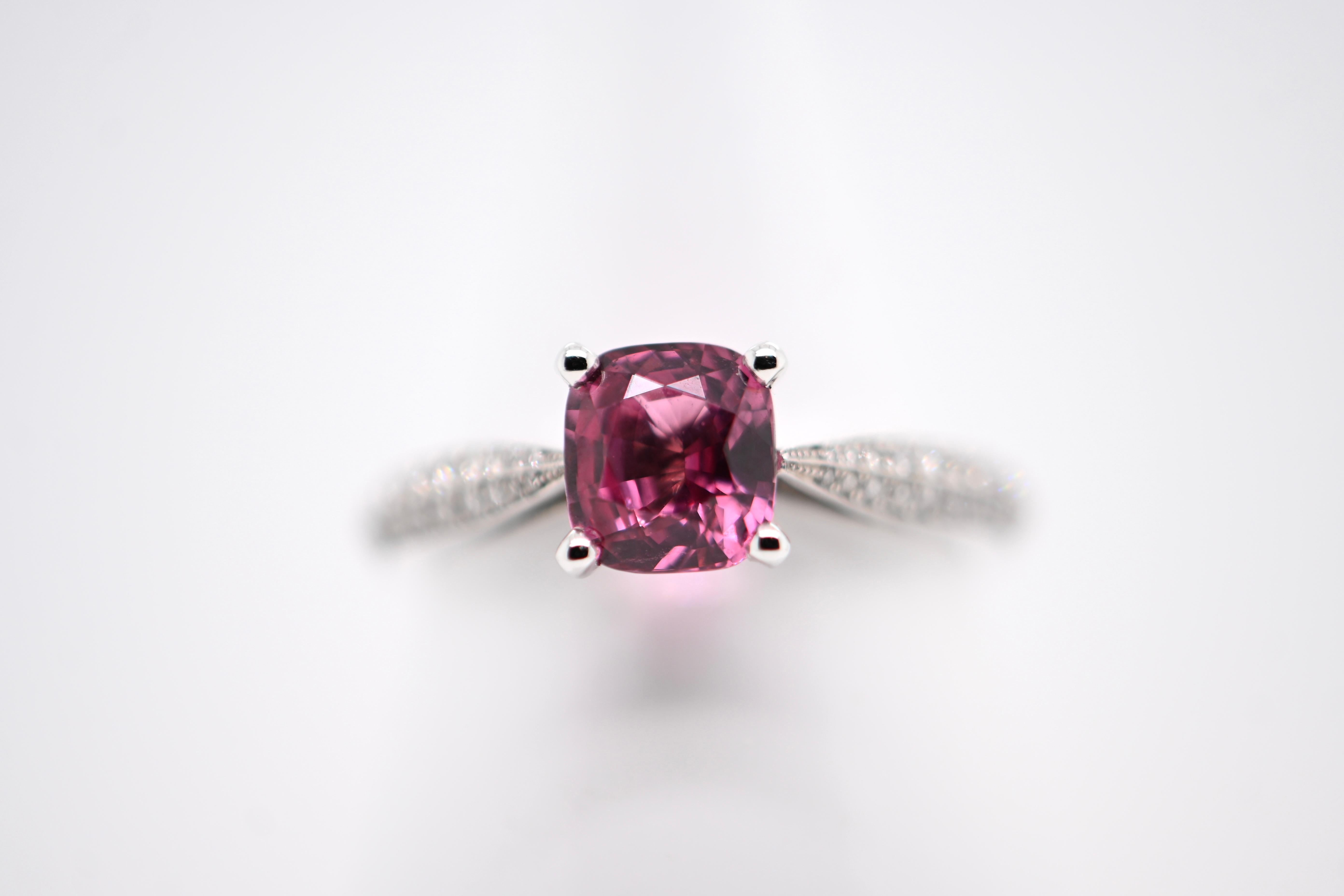 Questo squisito anello in oro bianco 18 carati è impreziosito da un totale di 40 diamanti, per un totale di 0,210 carati, delicatamente disposti intorno a un affascinante zaffiro rosa da 1,790 carati. L'armoniosa combinazione di diamanti