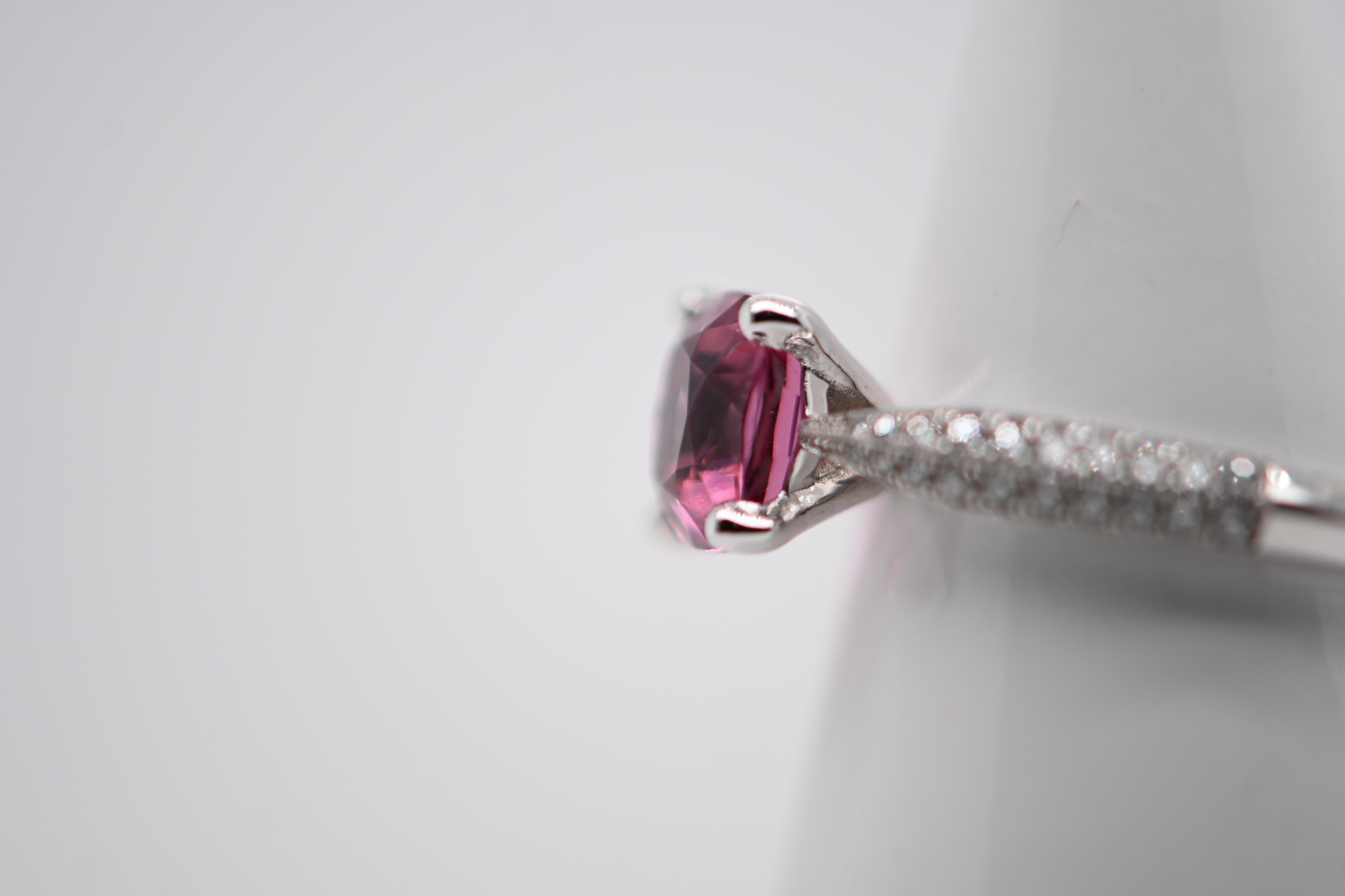 Anello in oro bianco da 18 carati con diamanti da 0,2 carati e uno zaffiro da 1,790 carati In condizioni Nuovo in vendita a Vannes, FR