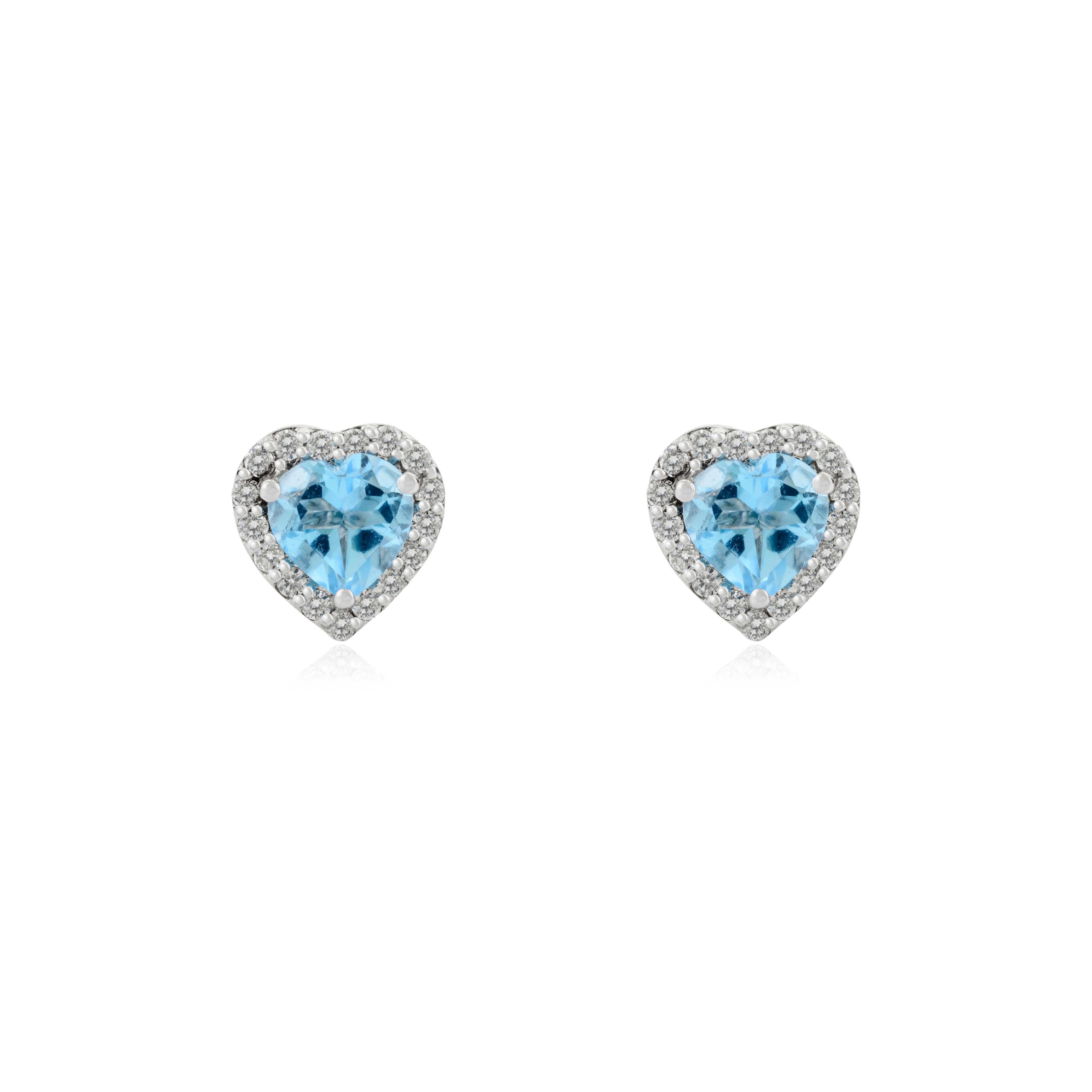 Orecchini a perno con diamante a forma di cuore e Topazio Blu da 1,8 CTW in oro bianco 14k per fare una dichiarazione con il tuo look. Gli orecchini a perno ti serviranno per dare un tocco di classe al tuo look. Questi orecchini creano un look