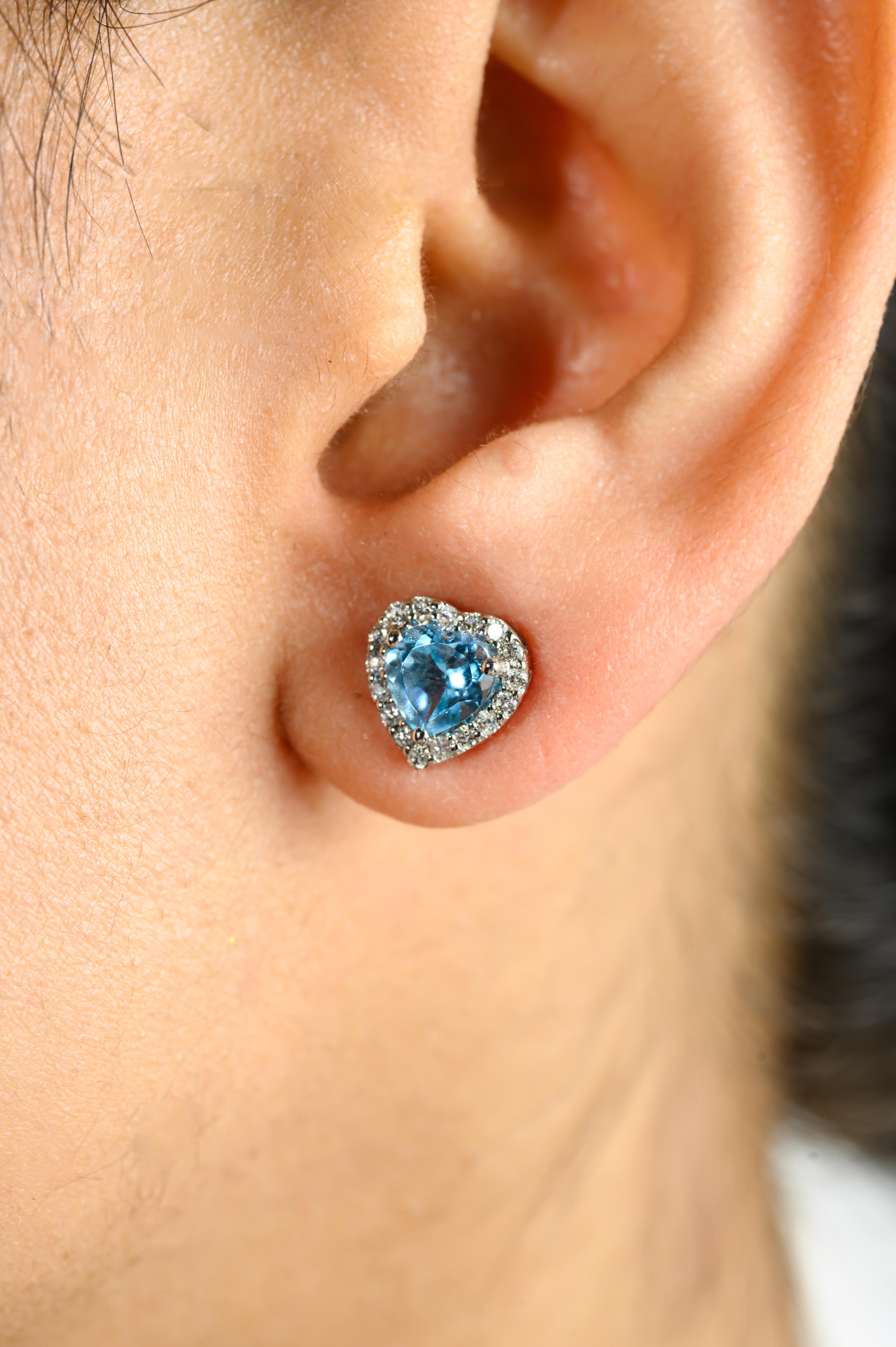 Orecchini a perno con diamante a forma di cuore in oro bianco 14k, Topazio Blu 1,8 CTW in vendita 1