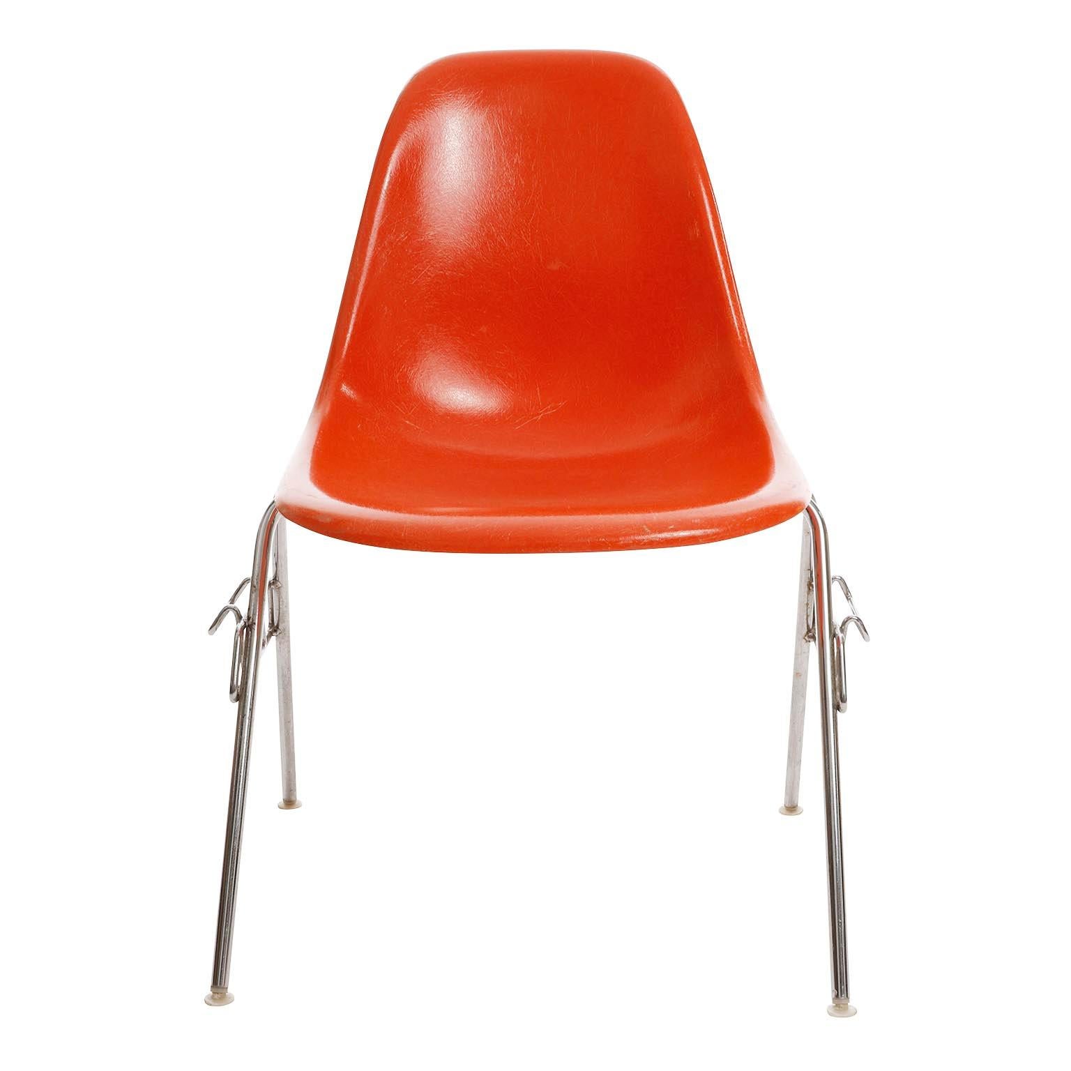 Américain 18 Chaises empilables DSS:: Charles & Ray Eames:: Herman Miller:: Fibre de verre orange en vente