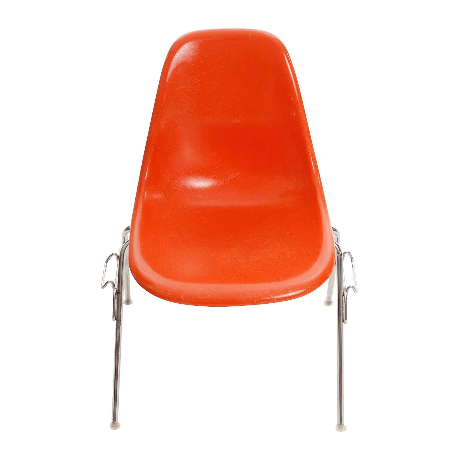 18 DSS Stapelstühle:: Charles & Ray Eames:: Herman Miller:: Orange Fiberglas im Zustand „Gut“ im Angebot in Hausmannstätten, AT