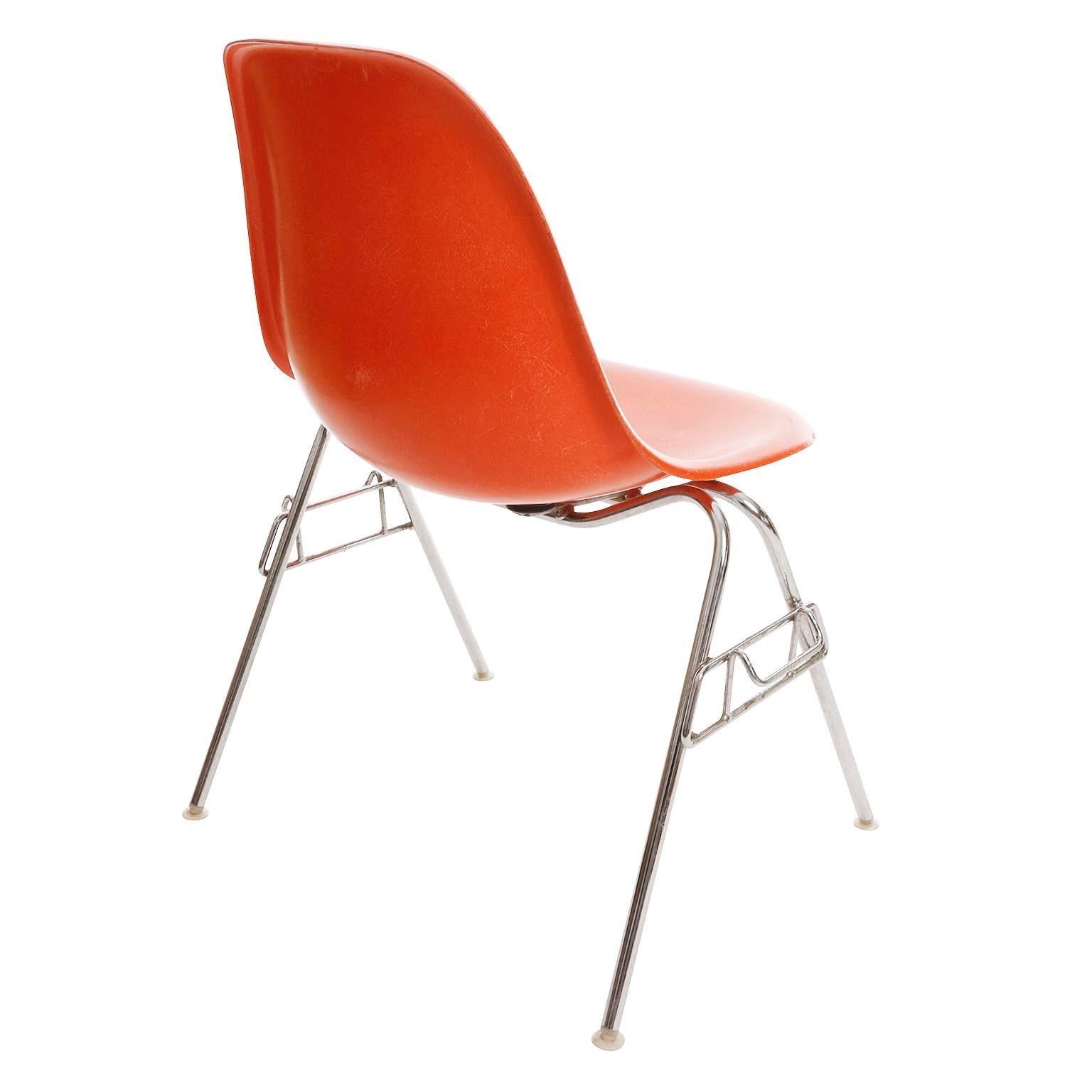 Métal 18 Chaises empilables DSS:: Charles & Ray Eames:: Herman Miller:: Fibre de verre orange en vente