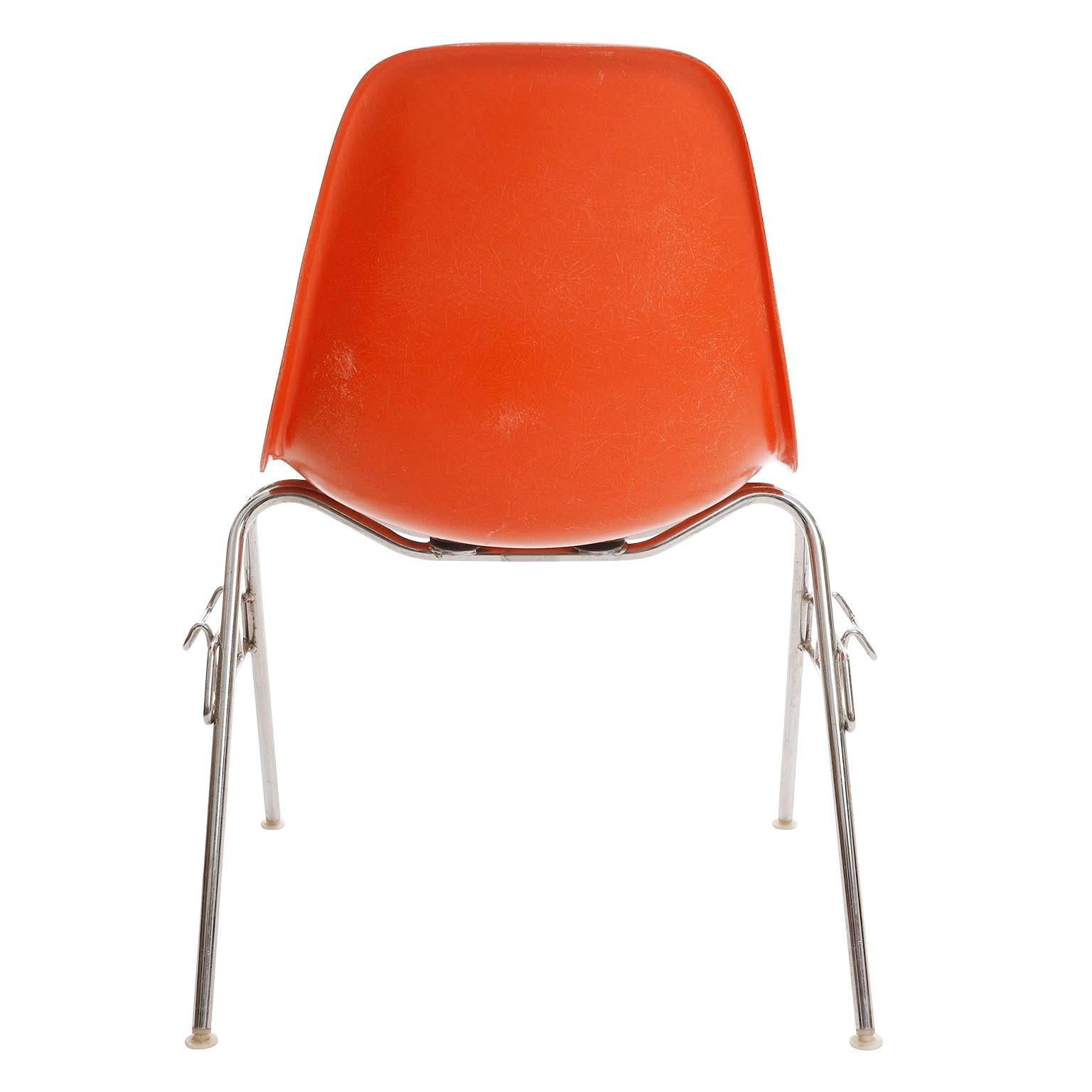 18 Chaises empilables DSS:: Charles & Ray Eames:: Herman Miller:: Fibre de verre orange en vente 1