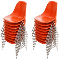 18 Chaises empilables DSS:: Charles & Ray Eames:: Herman Miller:: Fibre de verre orange